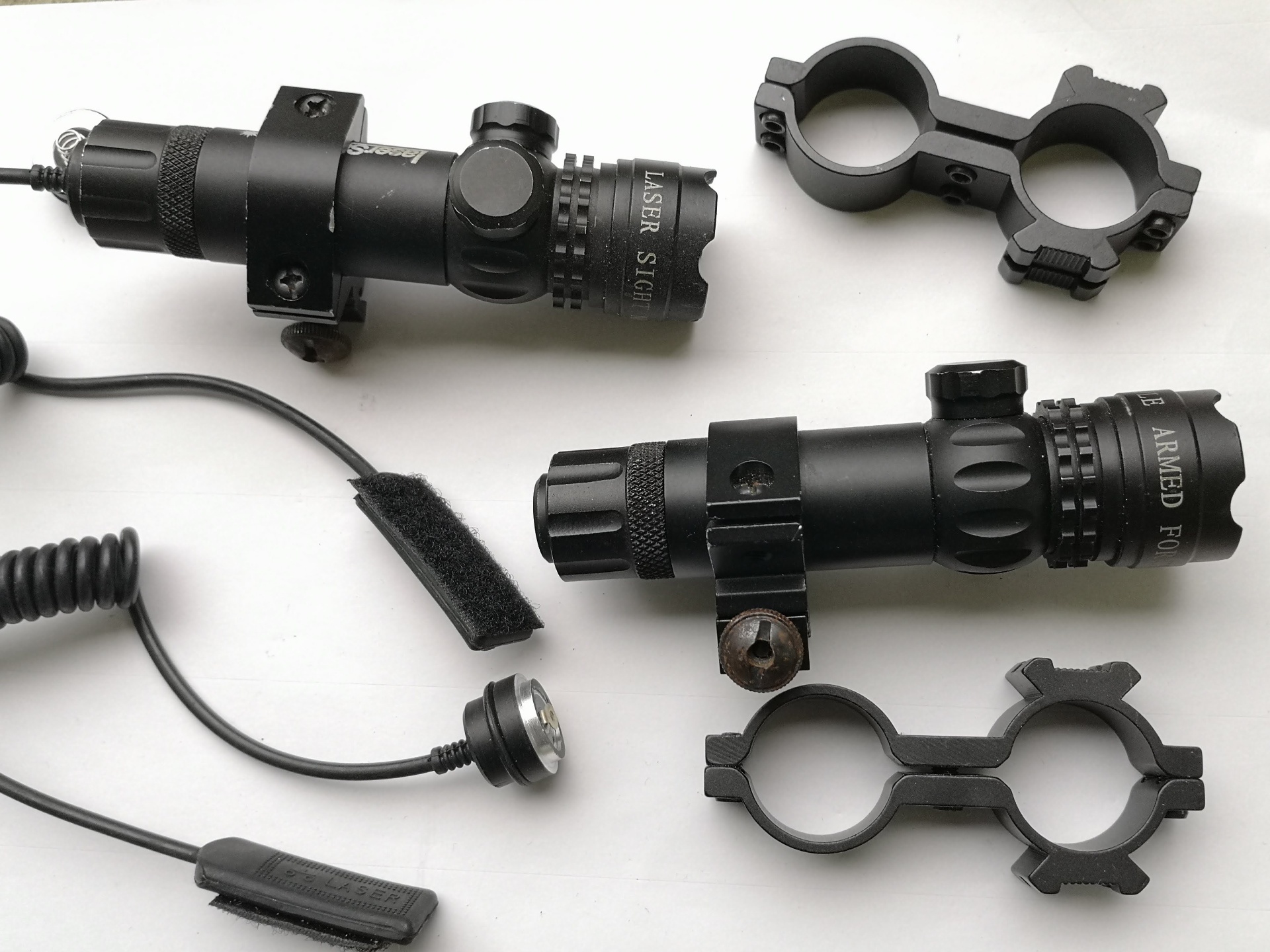 Czerwony laser z montażem na szyne 22mm, włącznik żelowy