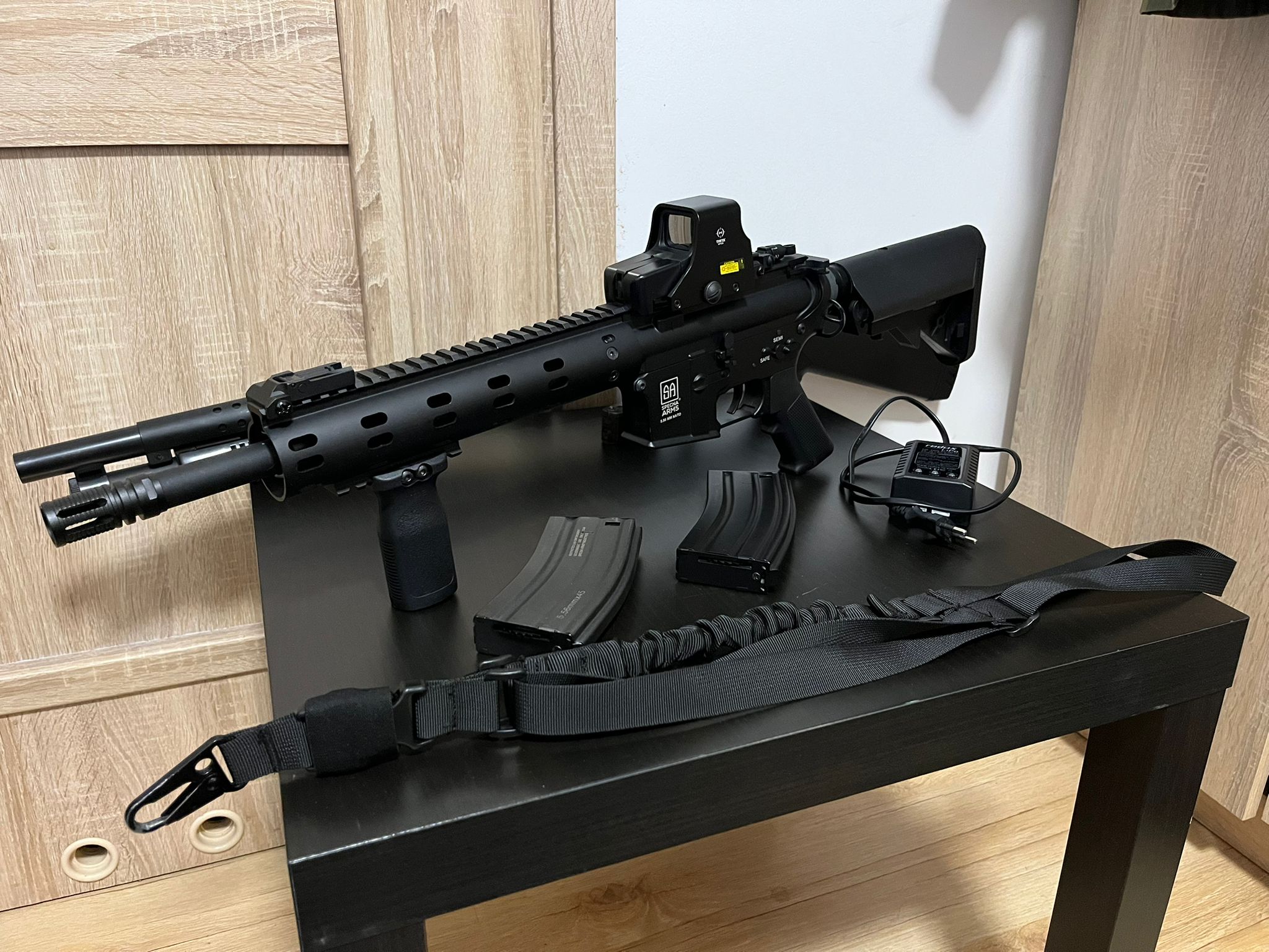 Zestaw replika SA-A08 ONE po tuningu z 2 magazynkami i akcesoriami