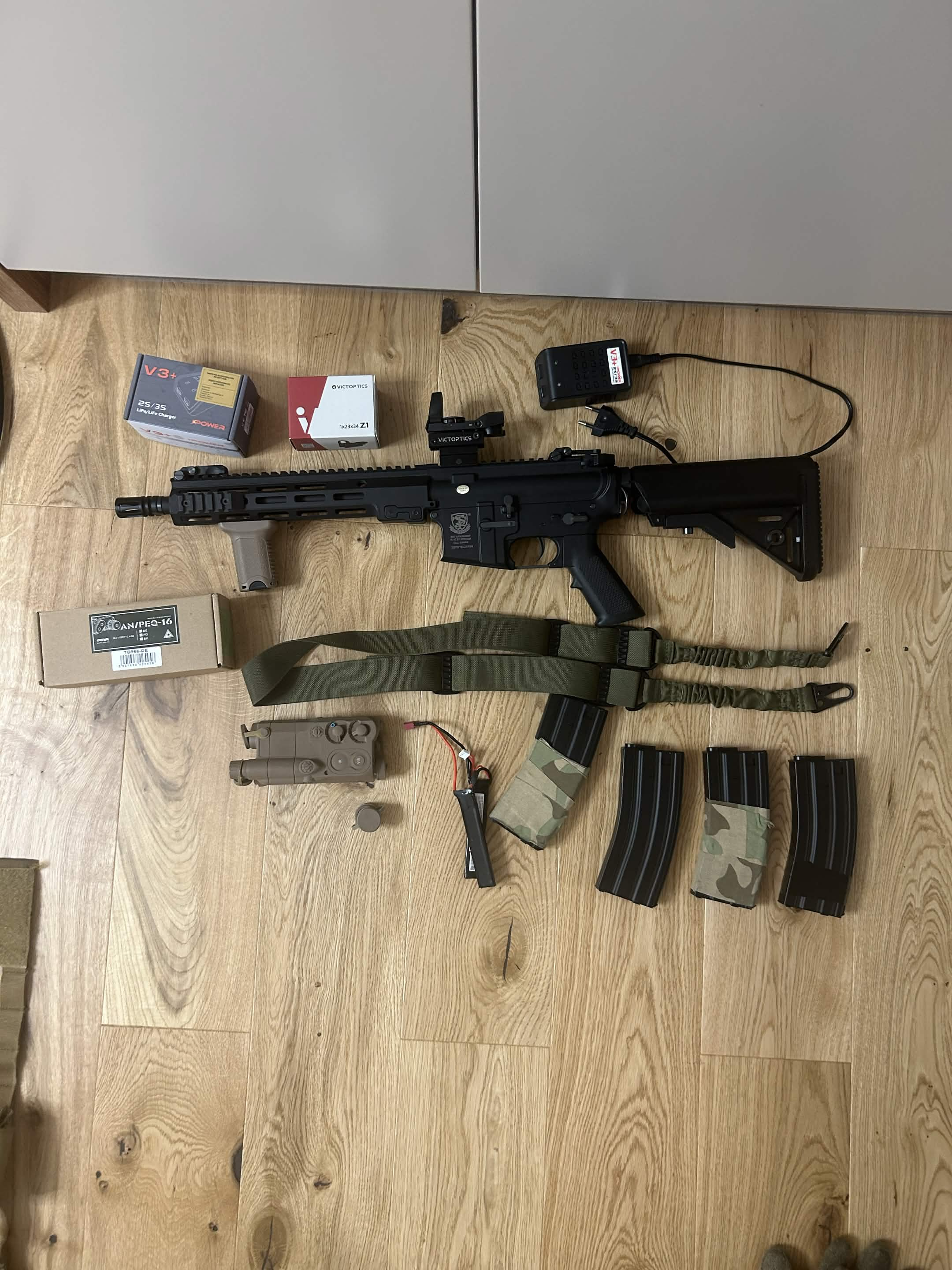 Zestaw kamizelek, hełmów, akcesoriów oraz M4 11,5" SOPMOD S&T