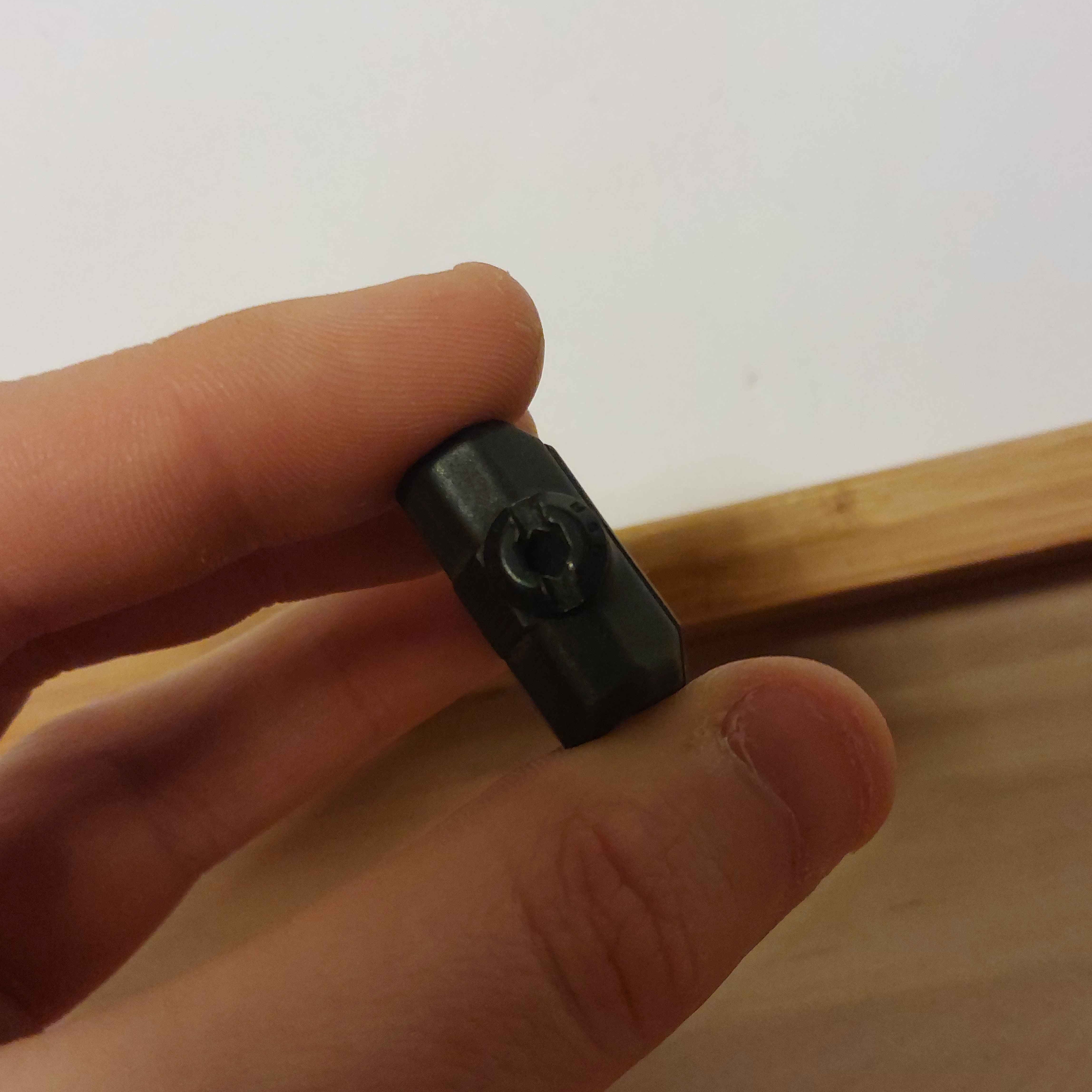 Magpul RSA MAG502 czarny - montaż zawieszenia na szynę RIS Picatinny