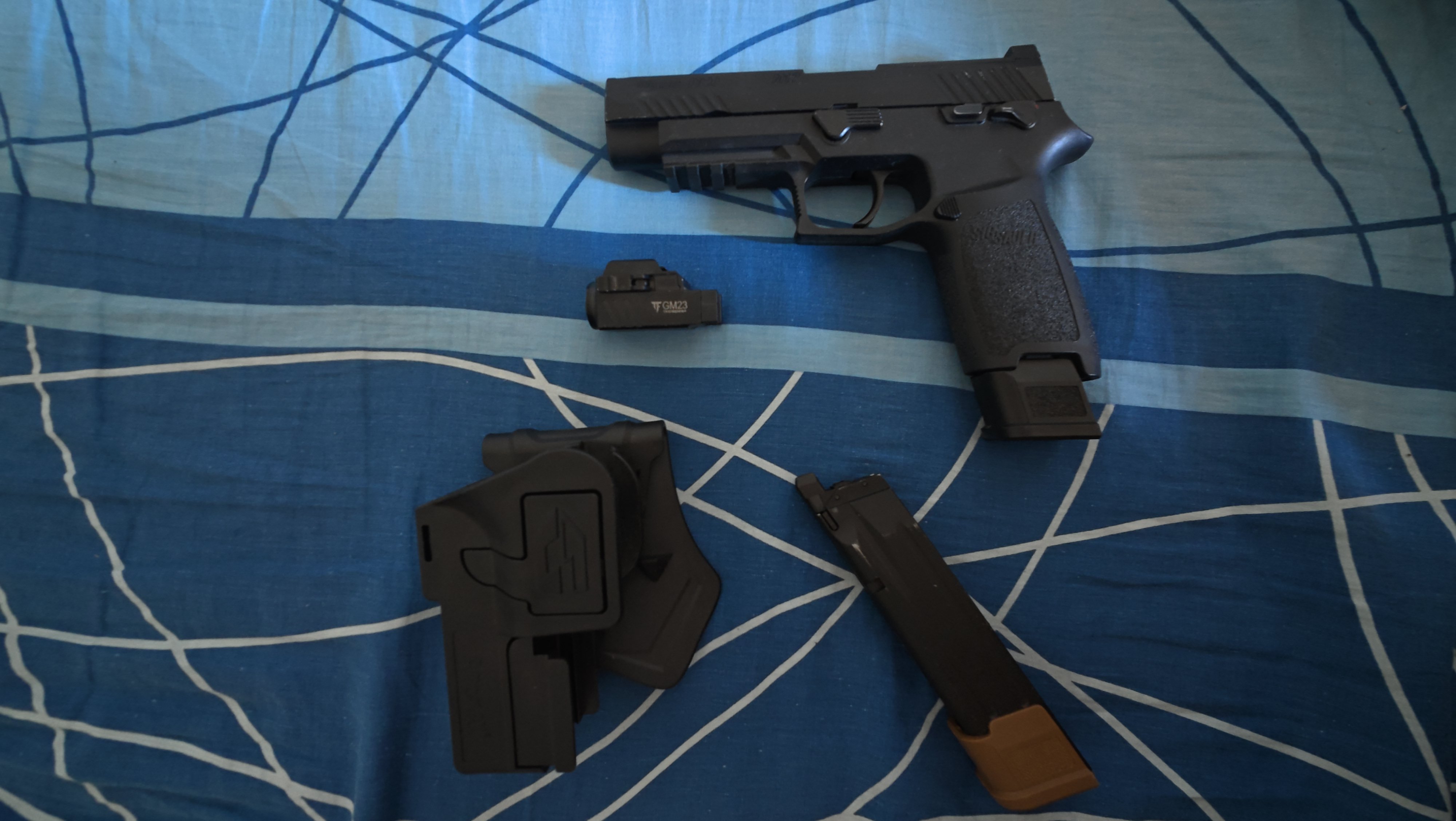P320+2 magazynki+kabura+latarka+pokrowiec