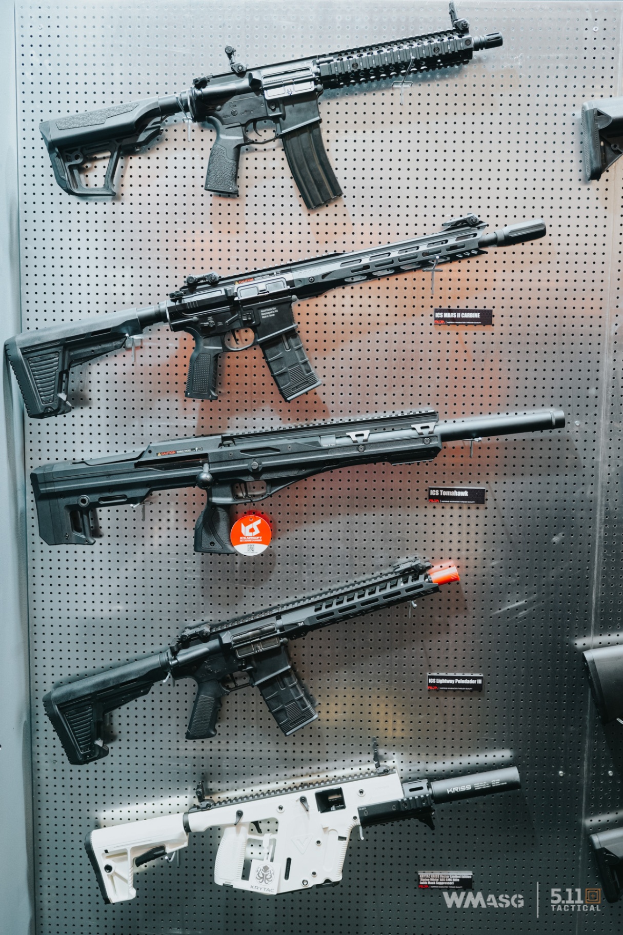 Red Wolf Airsoft z licencjonowanymi produktami własnej produkcji.