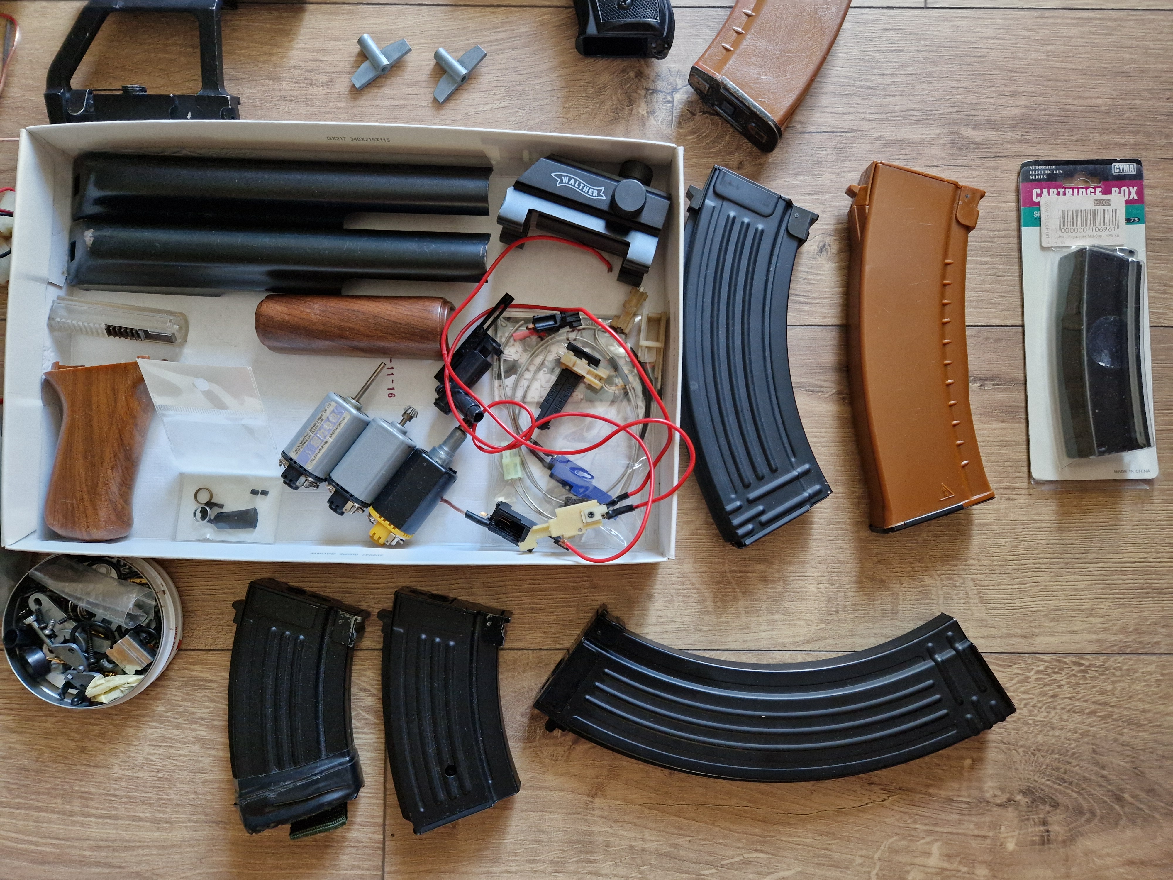Cały zestaw! Uszkodzona replika Boyi RK-01 W + pistolet + magazynki + akumulatory + części do gearboxa