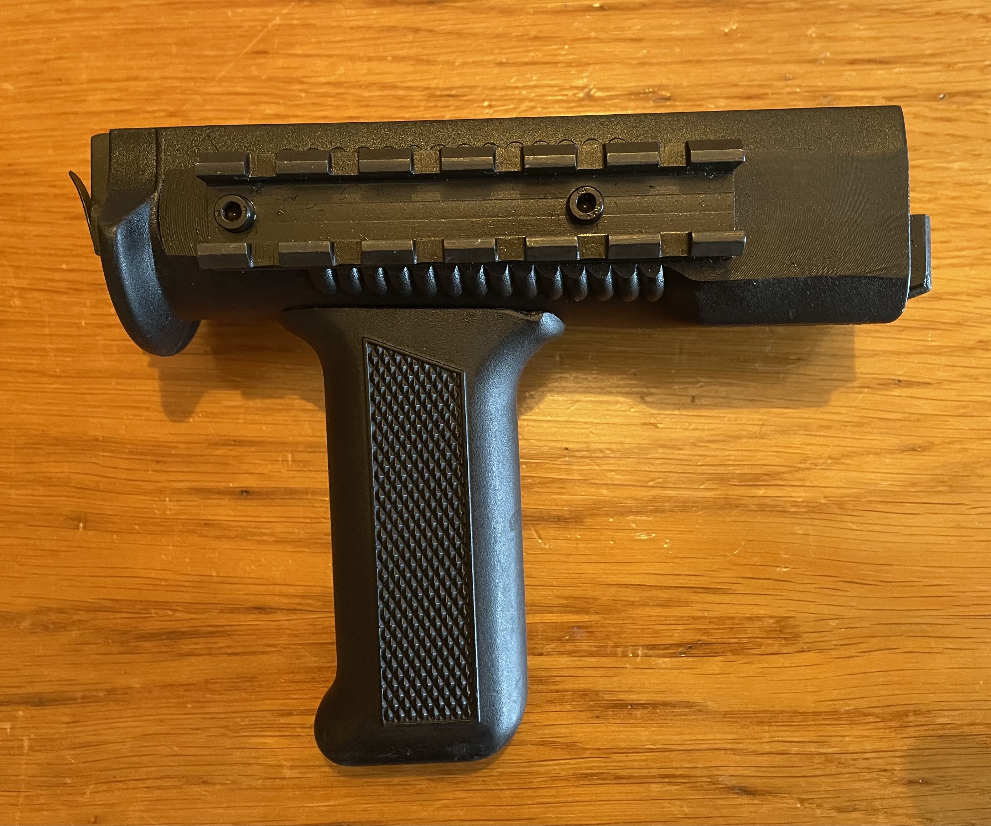 Łoże Beryl z chwytem pionowym i szynami Picatinny FB Radom