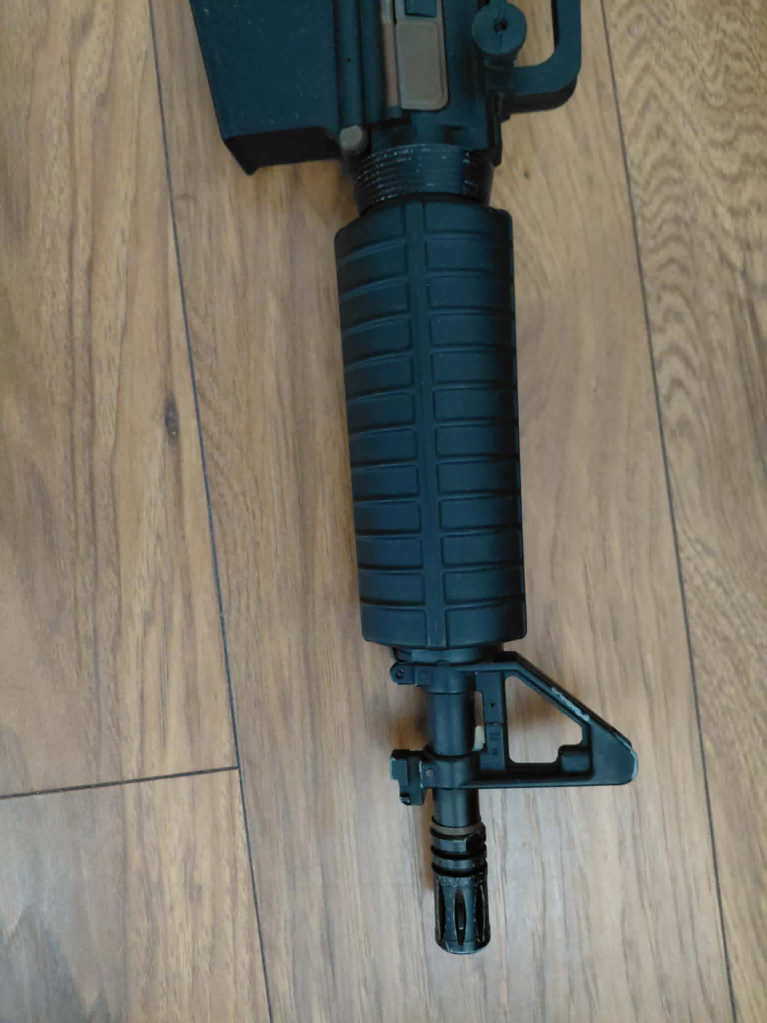Zestaw replika Specna Arms SA-CO2, z 4 magazynkami, ładowarką i baterią.
