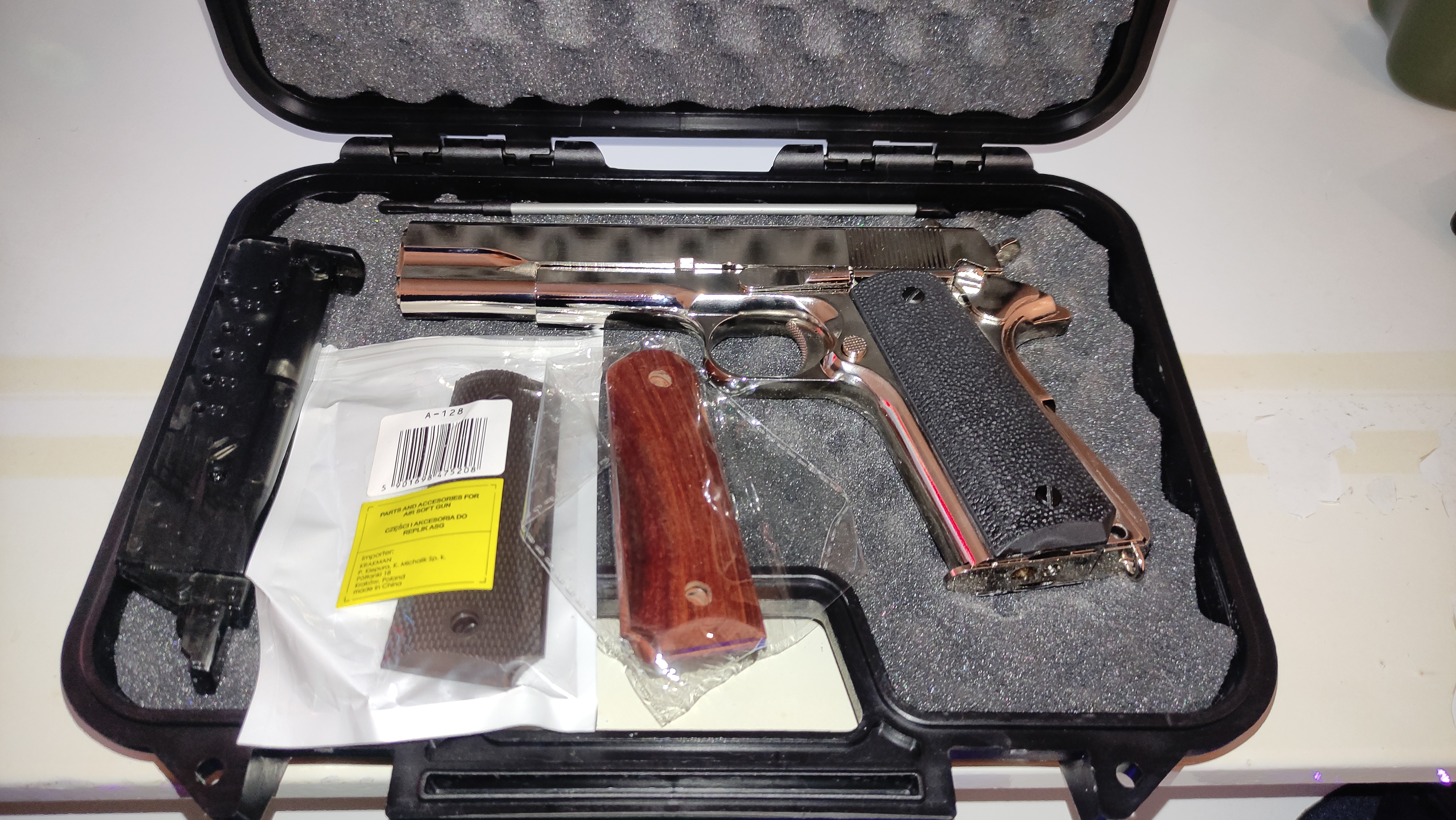 Silver Colt 1911 (Golden Eagle) + dodatki