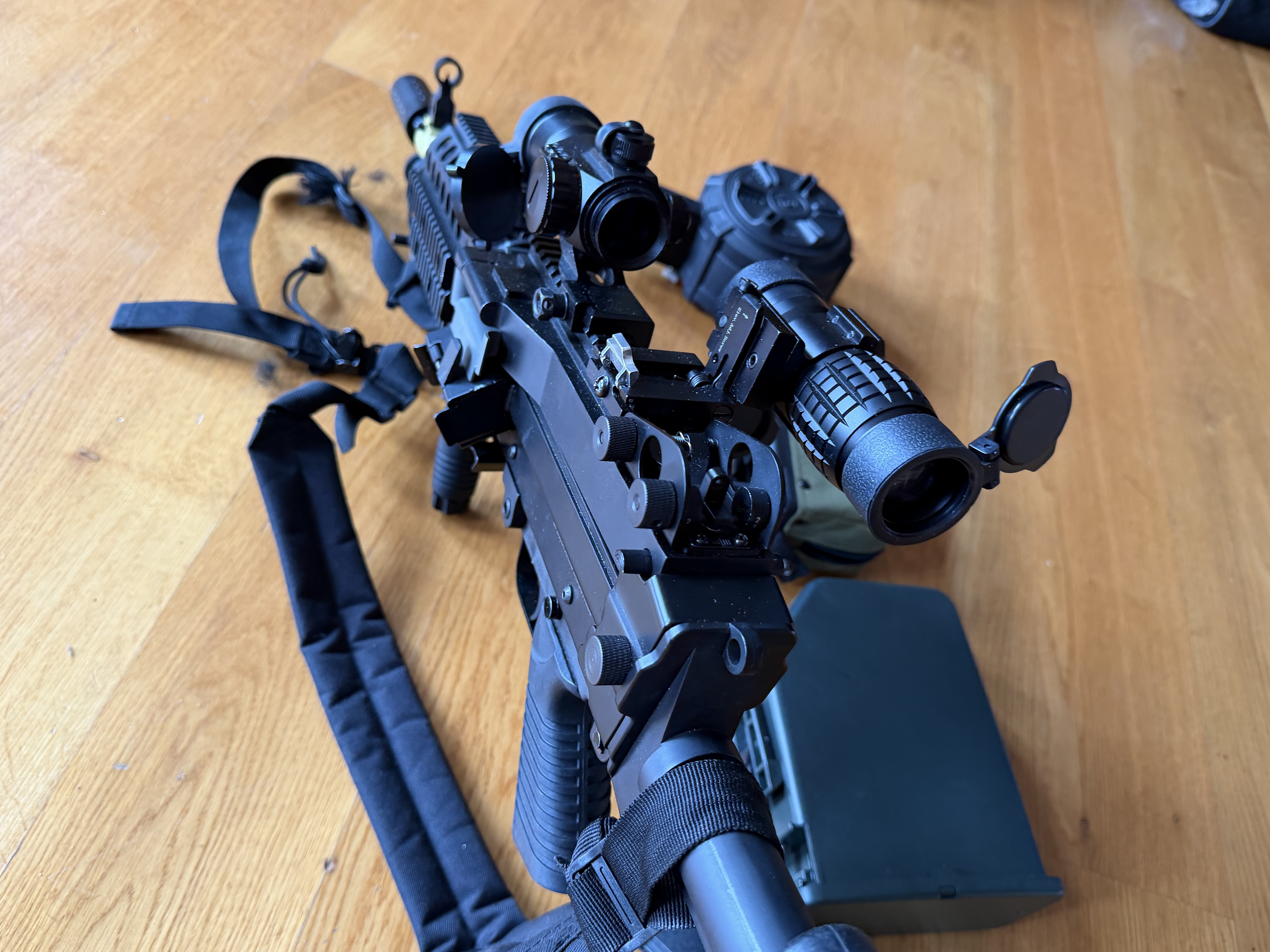 SA-46 MK46 EDGE z mosfetem + magazynki + kolimator + magnifier