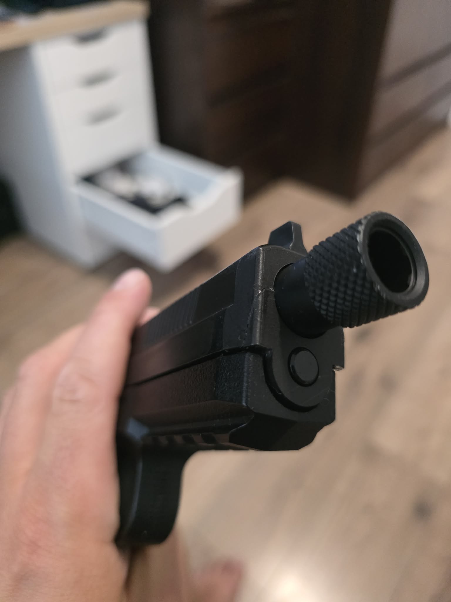 Uszkodzony Tokyo Marui FNX 45, 4 magazynki, tłumik