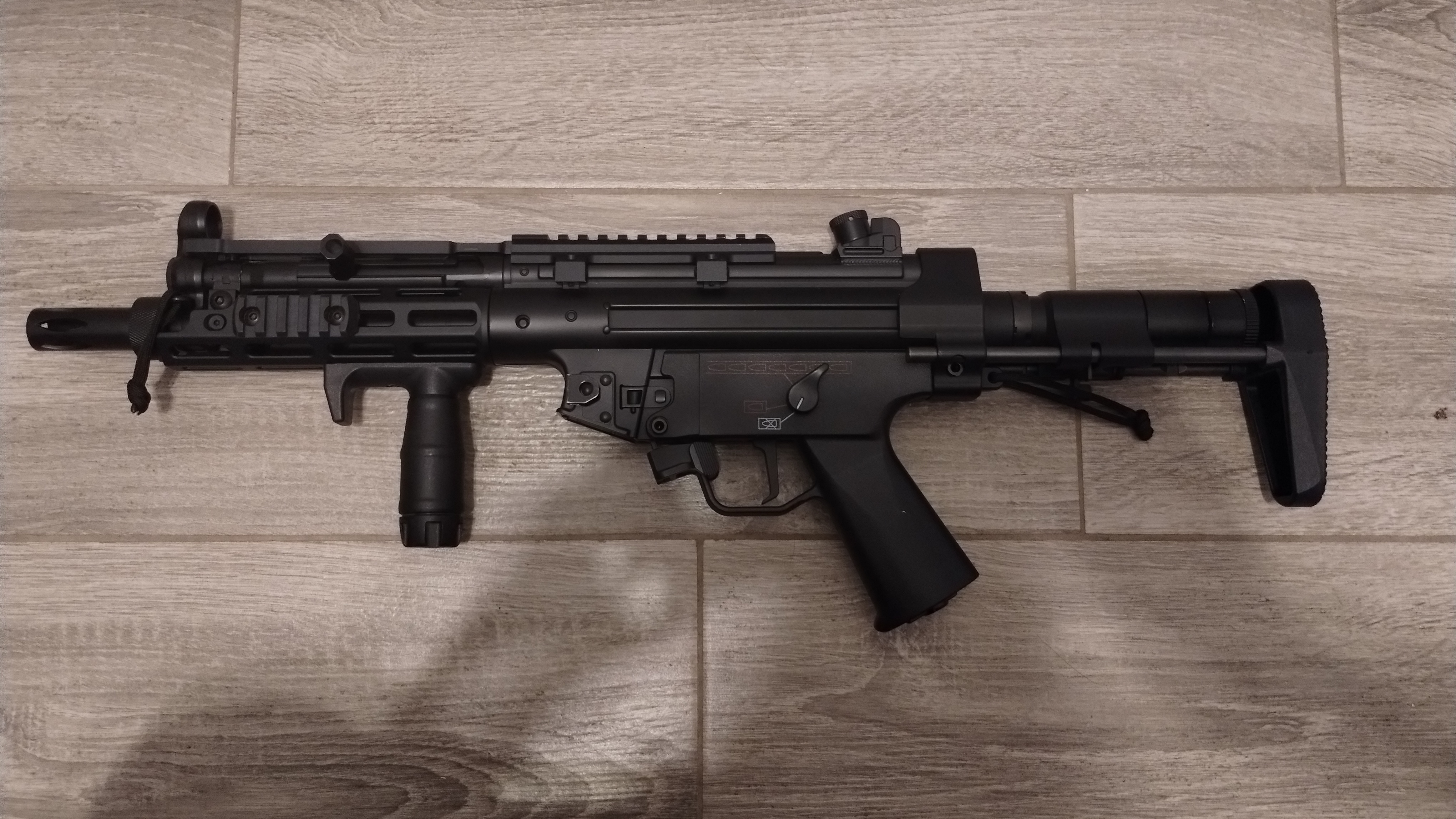 CM.041G - MP5 mało używane + akcesoria