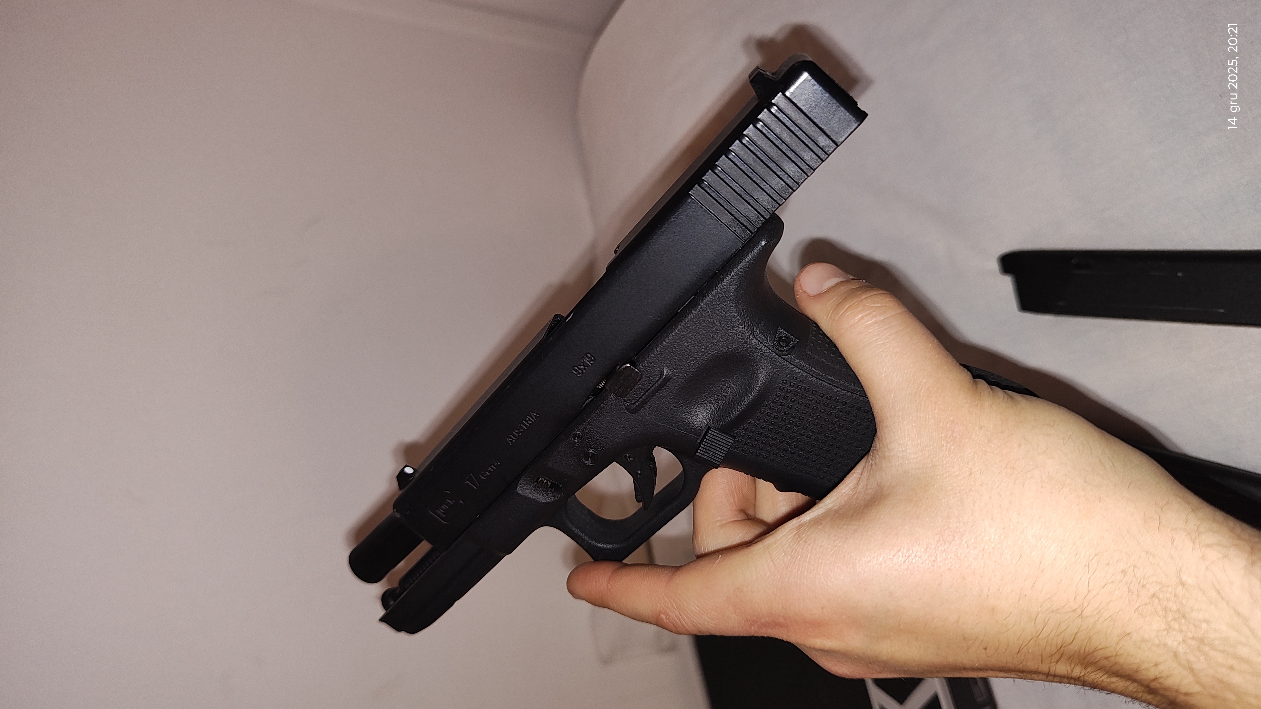 Glock 17 gen4 AIRSOFT GUN + 2mag + gaz + kulki.