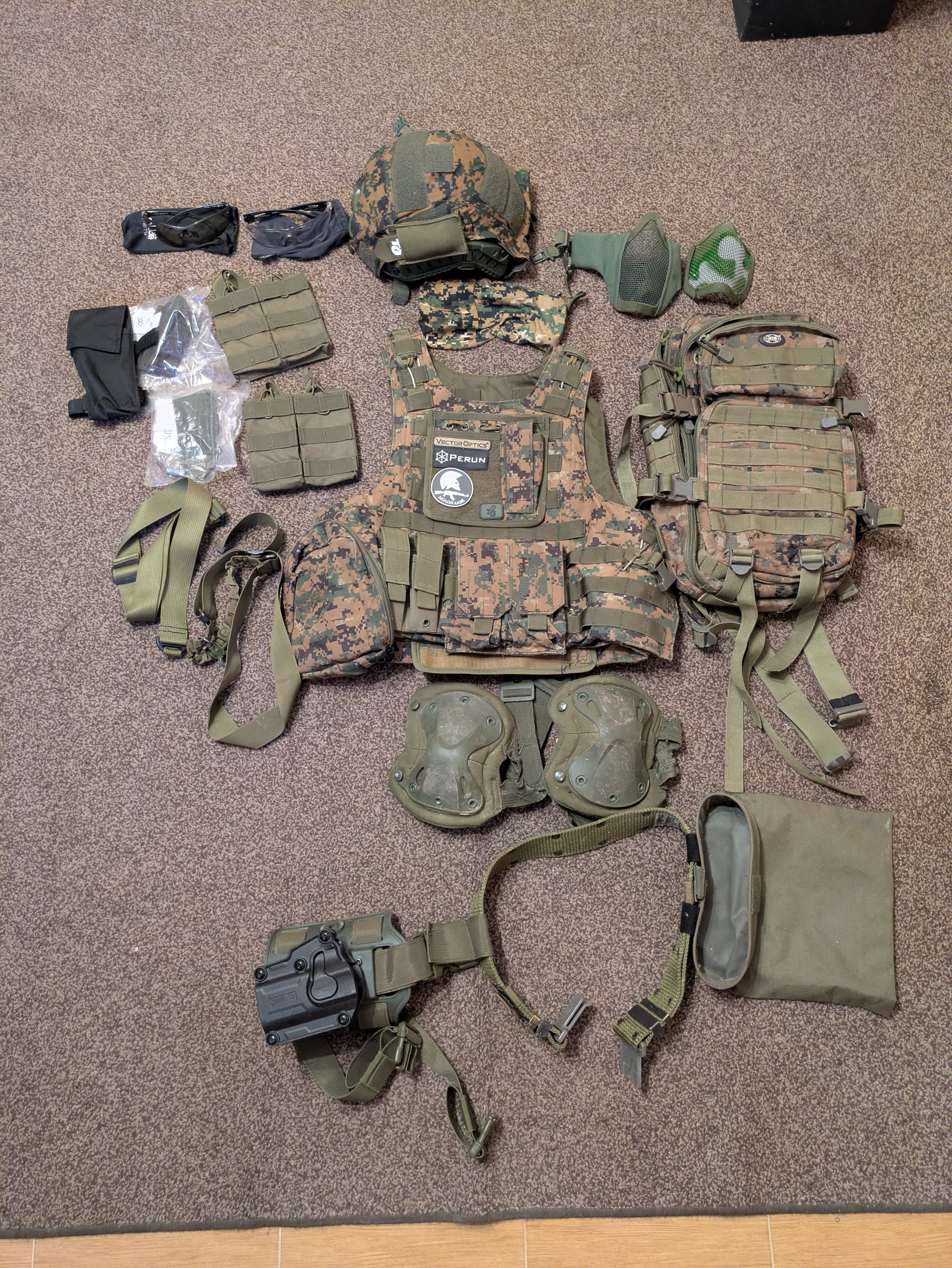 Mundur kamizelka hełm oporządzenie marpat