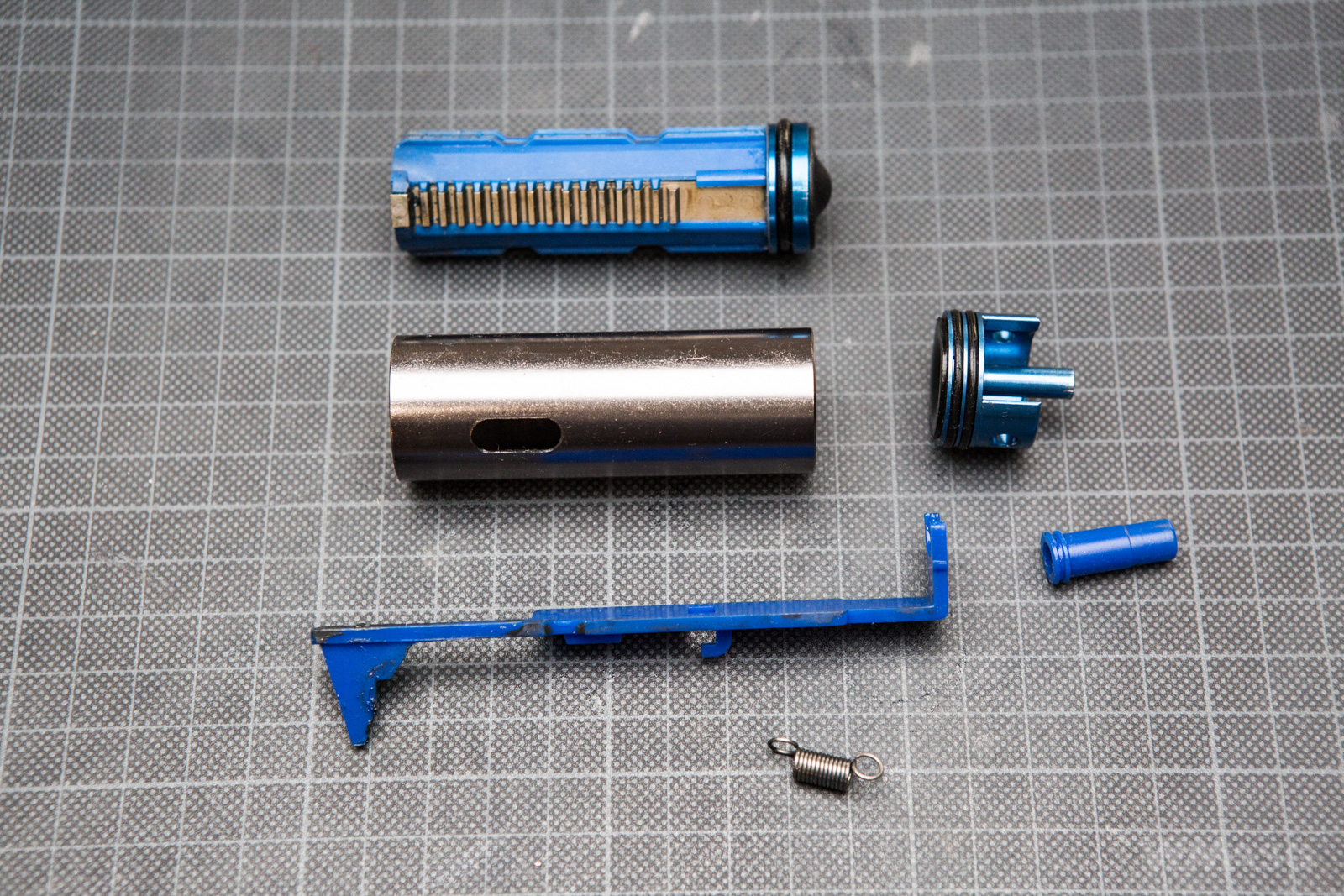 Cyma CM.097B - wewnątrz