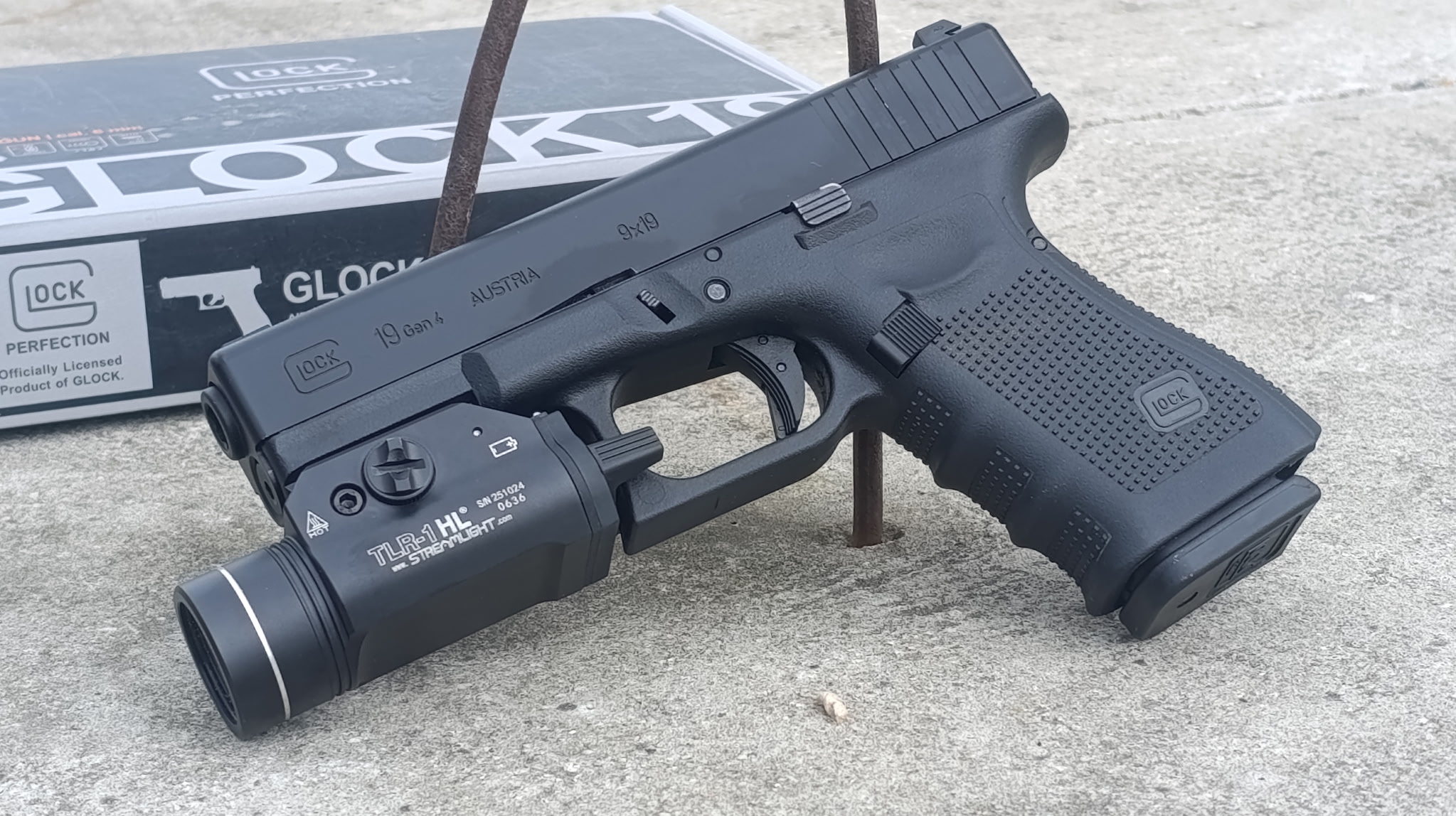 Glock 19 UMAREX + latarka TLR 1