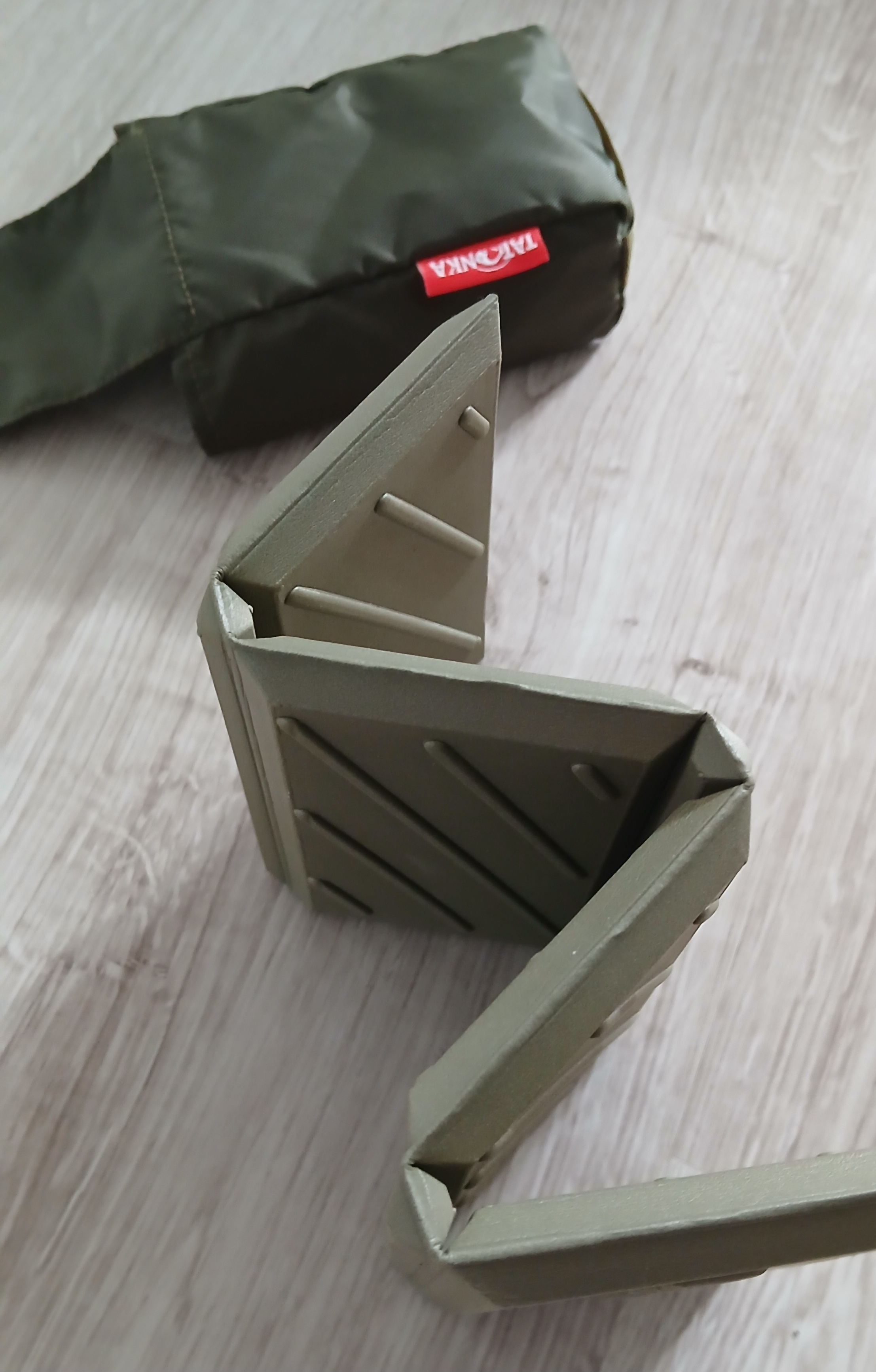 siedzisko turystyczne Tatonka Foldable Seat Mat olive 26x34 cm