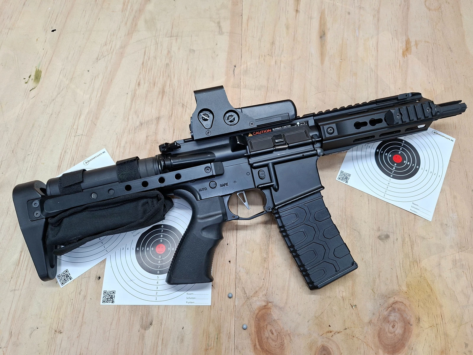 Replika ICS M4 AEG Airsoft z ulepszeniami, lunetą, laserem i baterią Titan