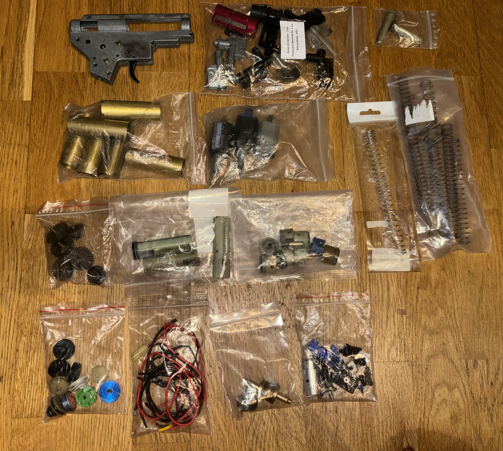 Części wewnętrzne po replikach Asg (Cena za wszystko ze zdjęć)