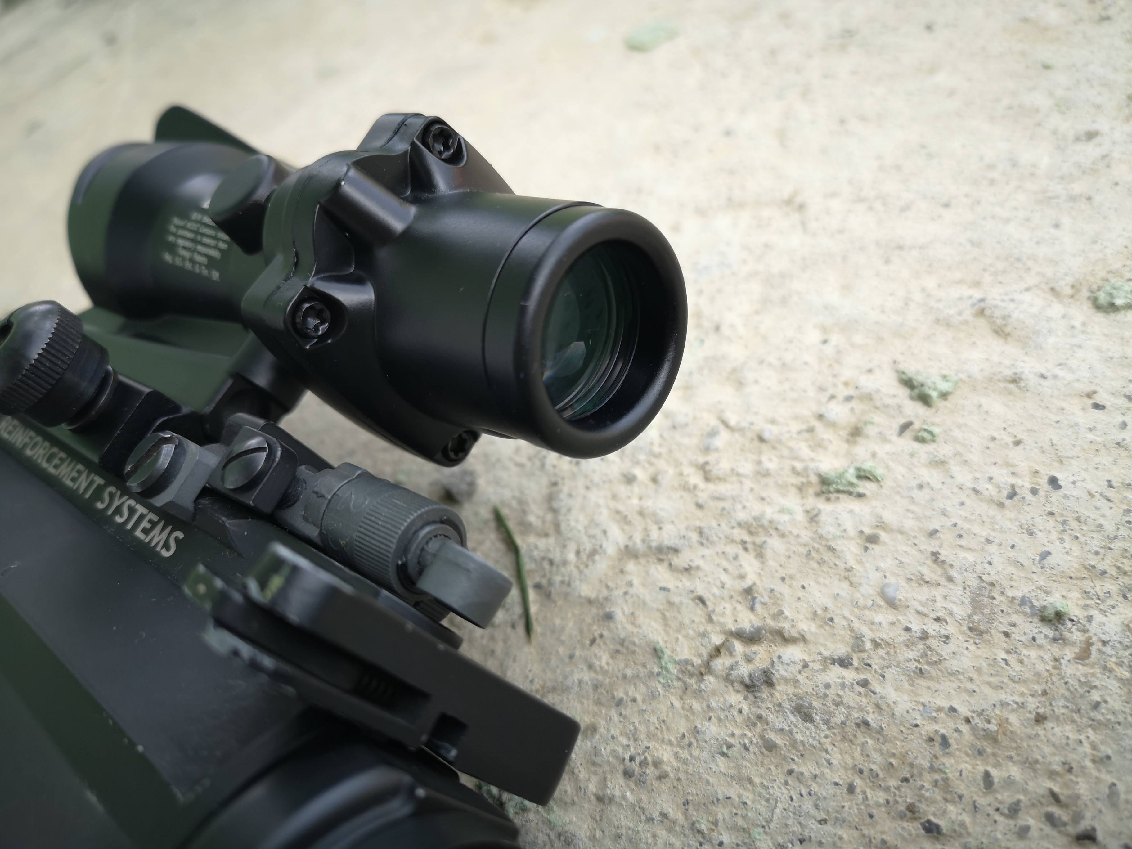 Luneta ACOG 4x działający światłowód chevron czerwony