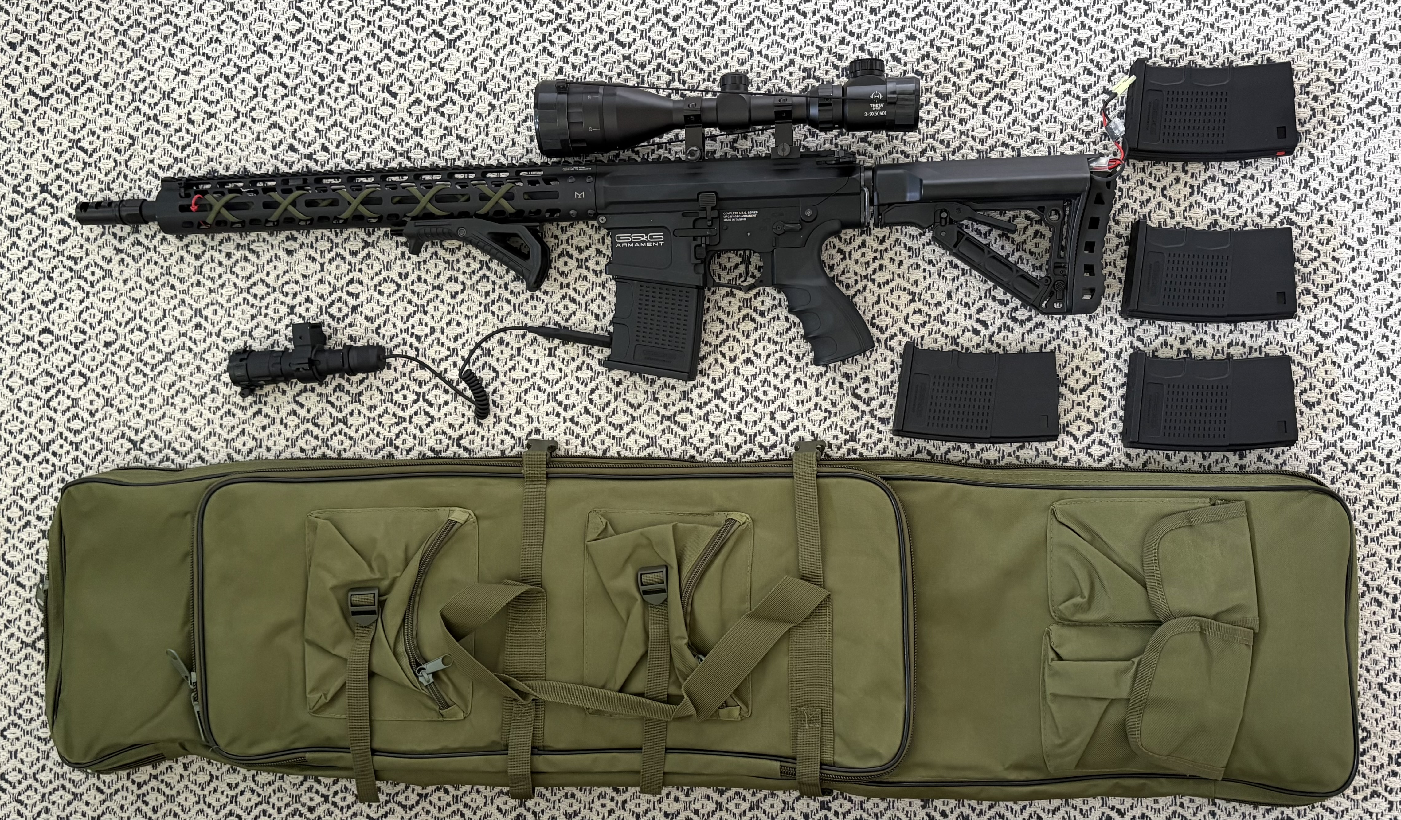 Zestaw Replika G&G TR16 308, x5 magazynki G&G mid-cap, pokrowiec na replikę, latarka taktyczna, luneta celownicza