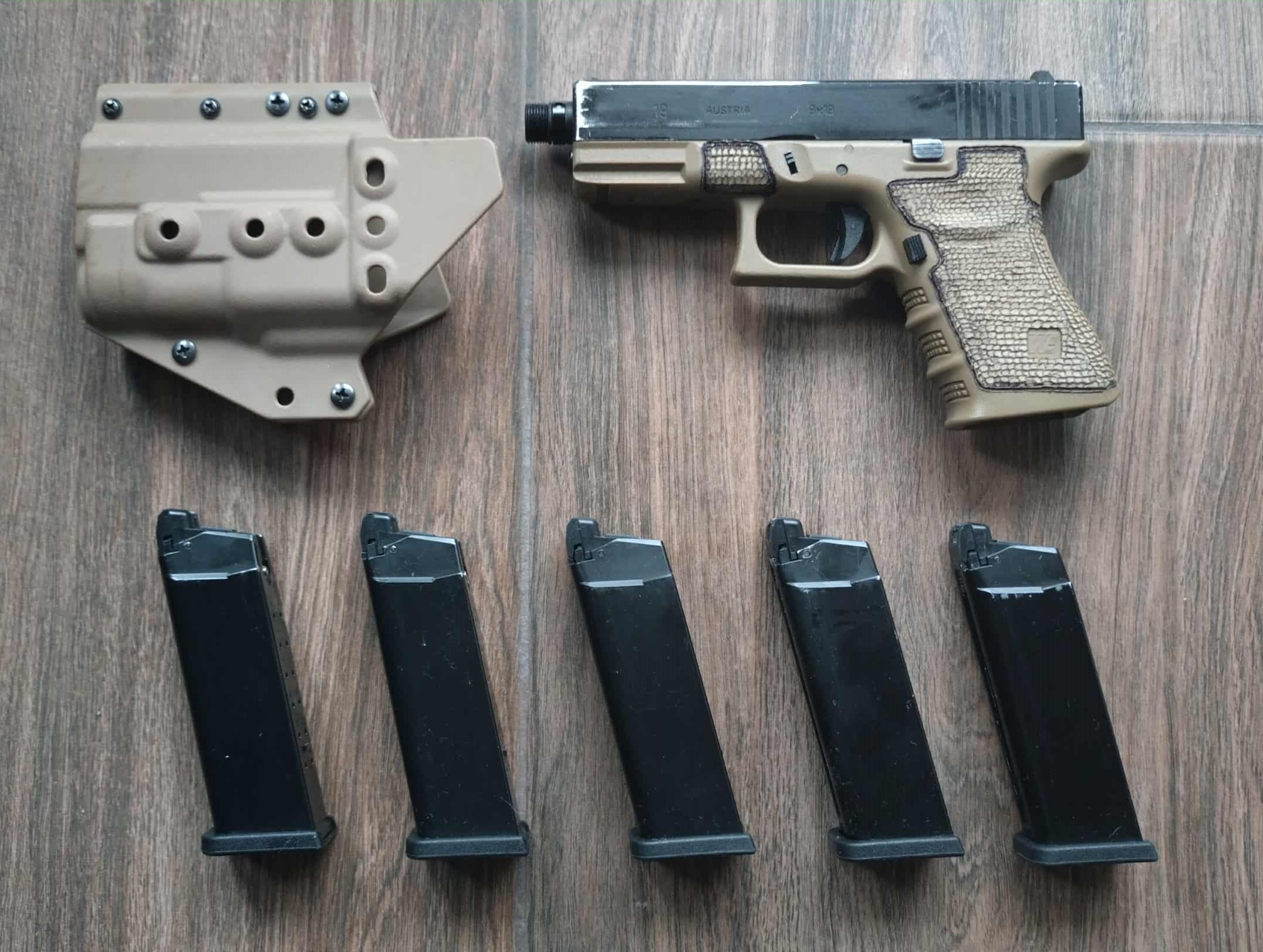Glock 19 WE + 5 magazynków + kabura (Green Gas)