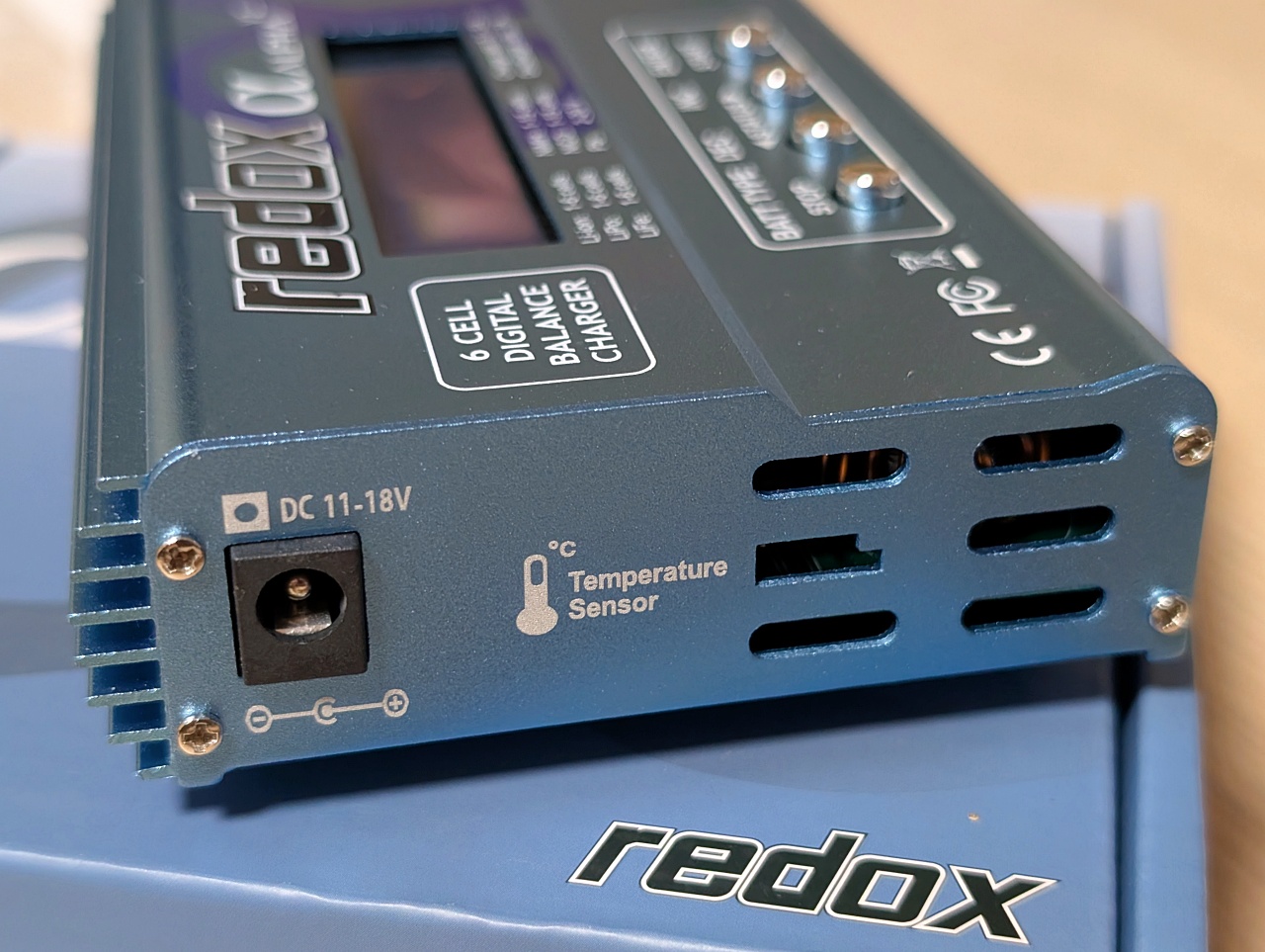 Ładowarka mikroprocesorowa Redox Alpha v2 Combo - LiPo - NiMH - Li-Ion