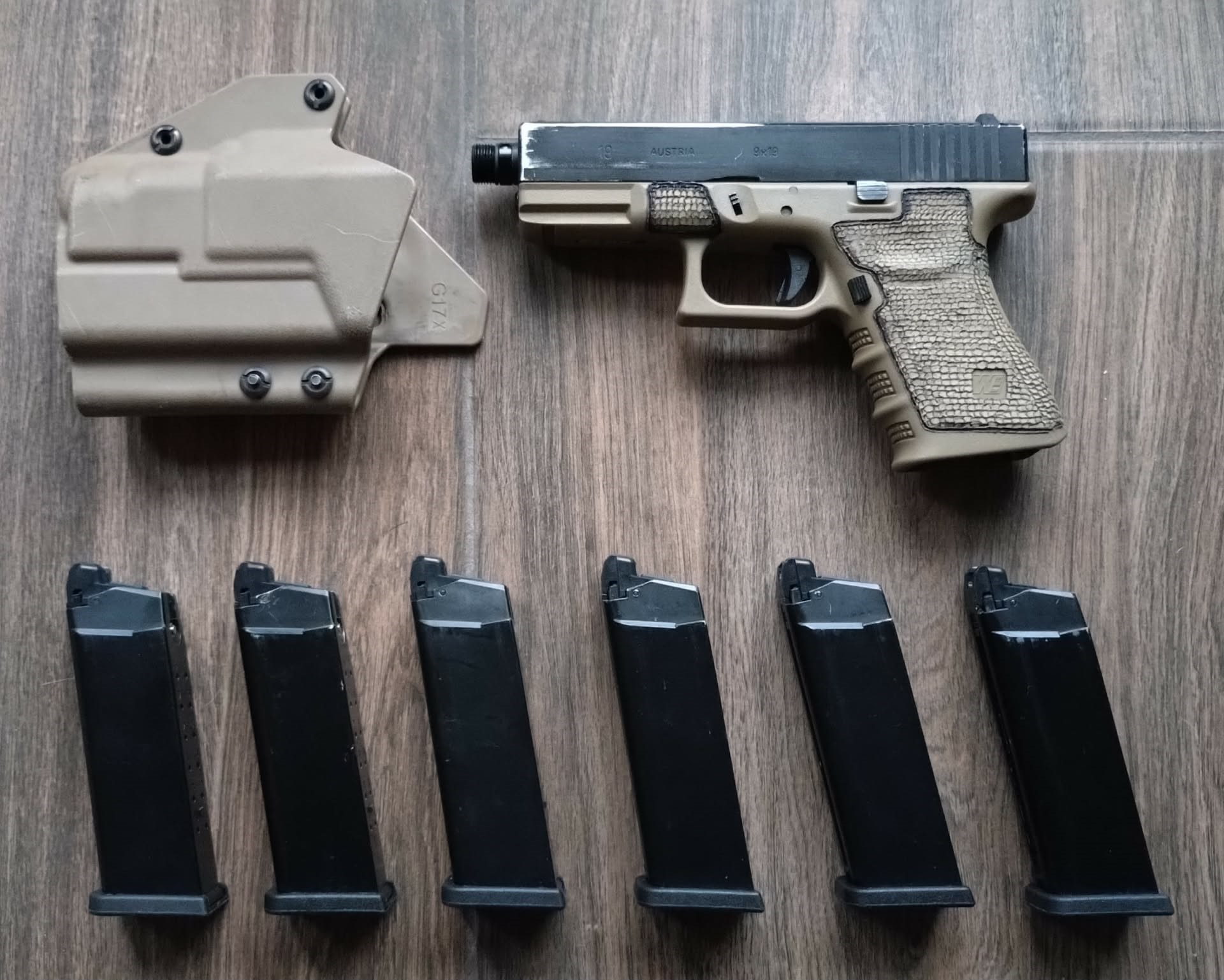 Glock 19 WE + 6 magazynków + kabura (Green Gas)