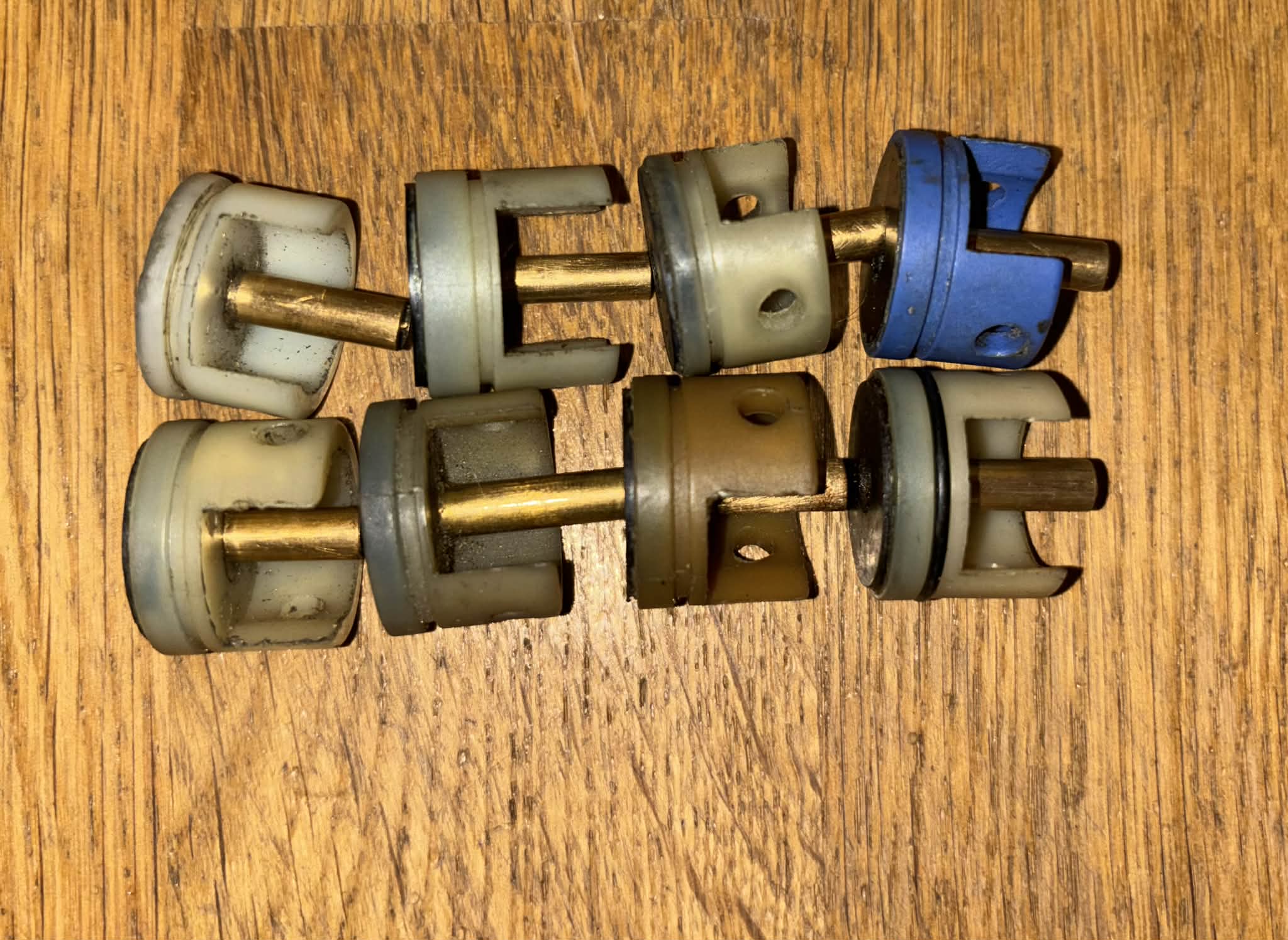 Części wewnętrzne po replikach Asg (Cena za wszystko ze zdjęć)