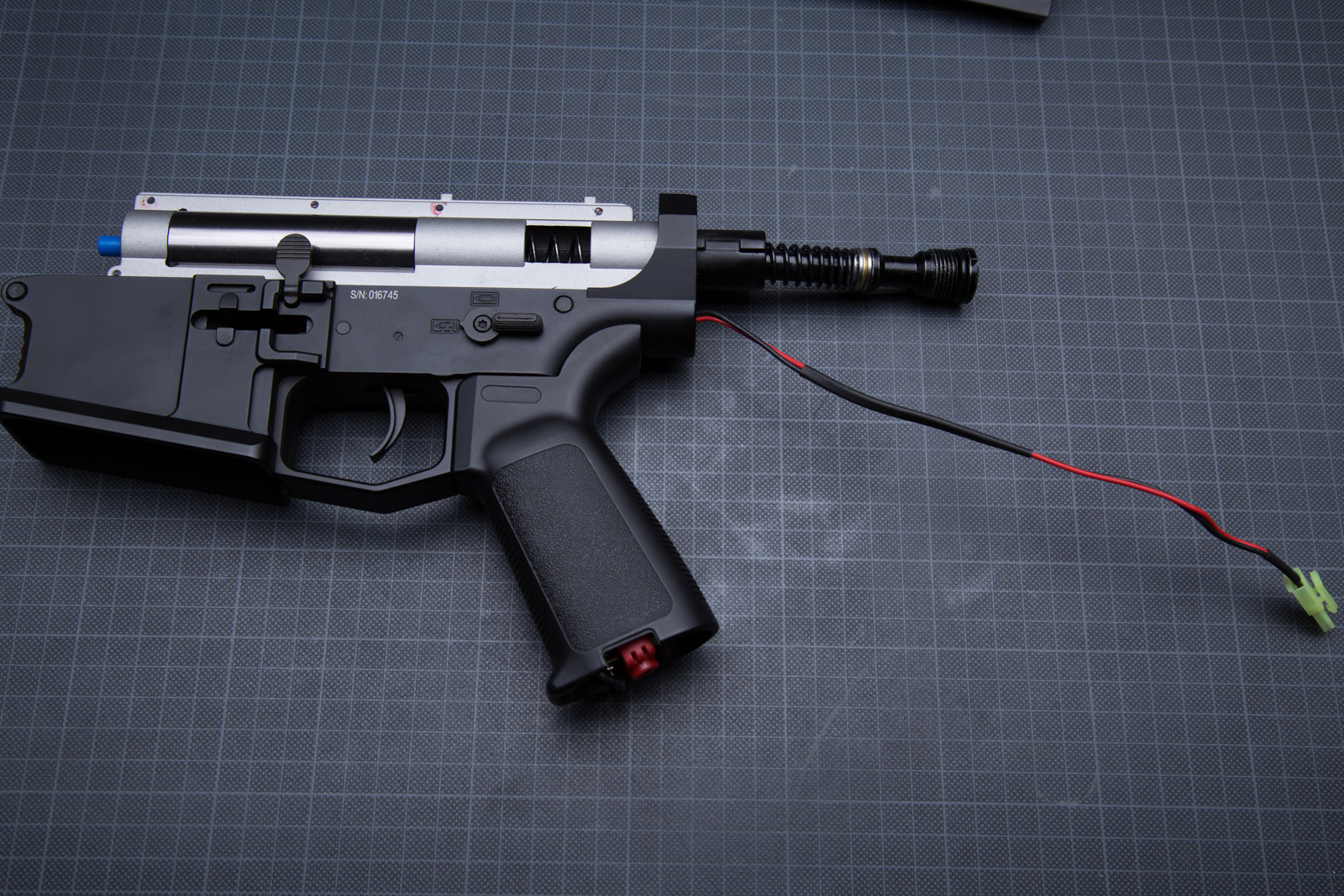 Cyma CM.098A - wewnątrz