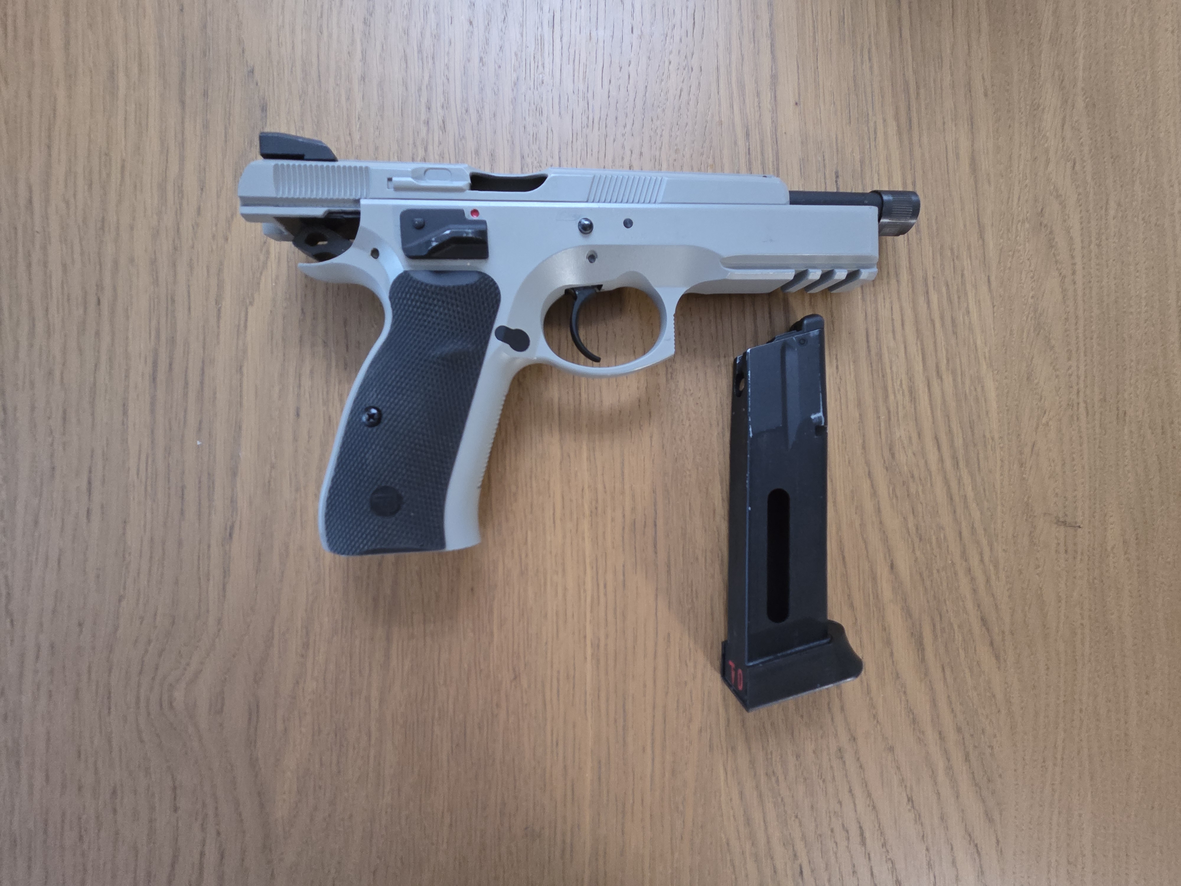 Pistolet GBB ASG CZ SP-01 Shadow - Urban Grey plus dodatki.