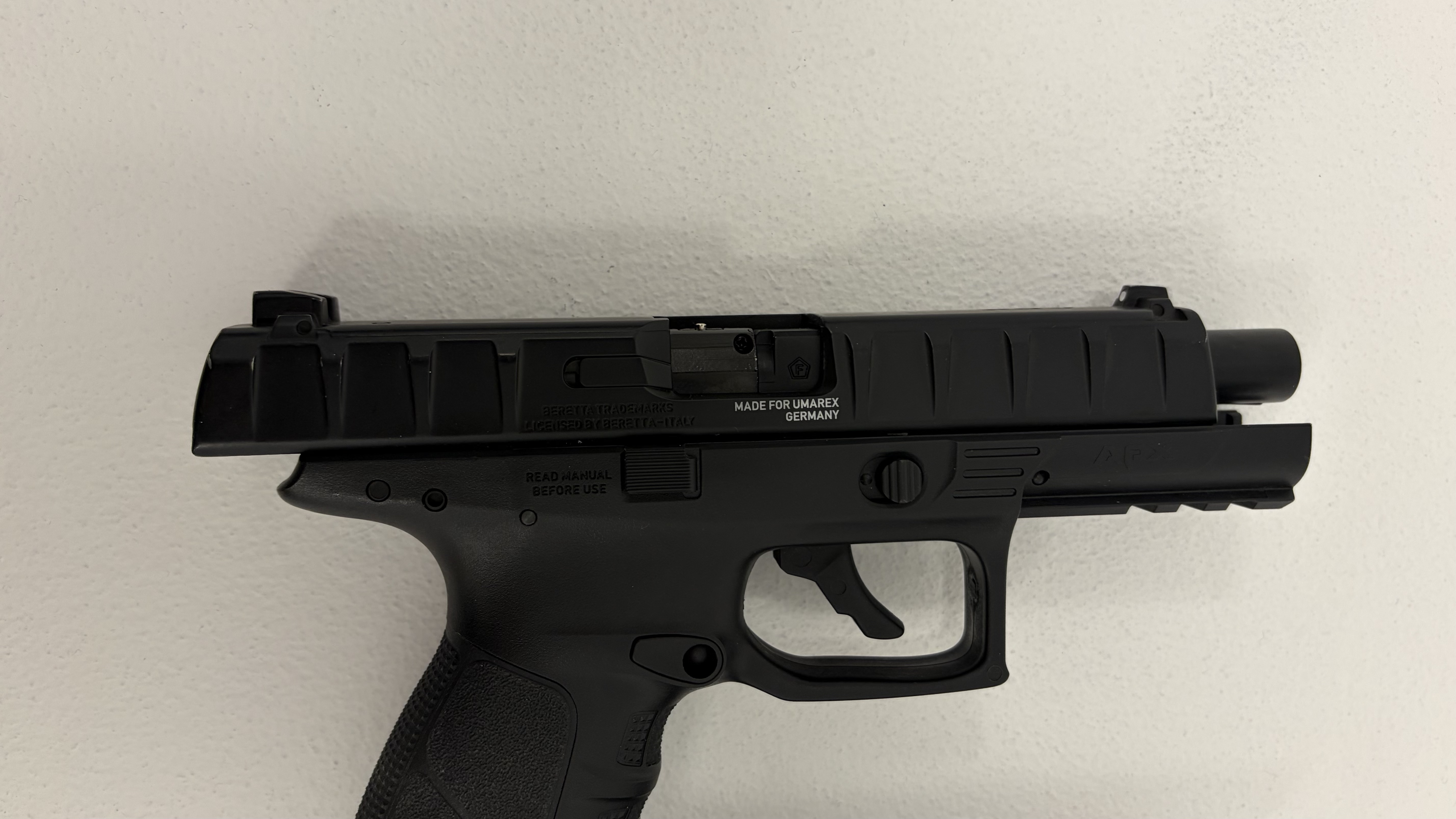 Replika airsfot pistolet GBB Beretta APX Umarex