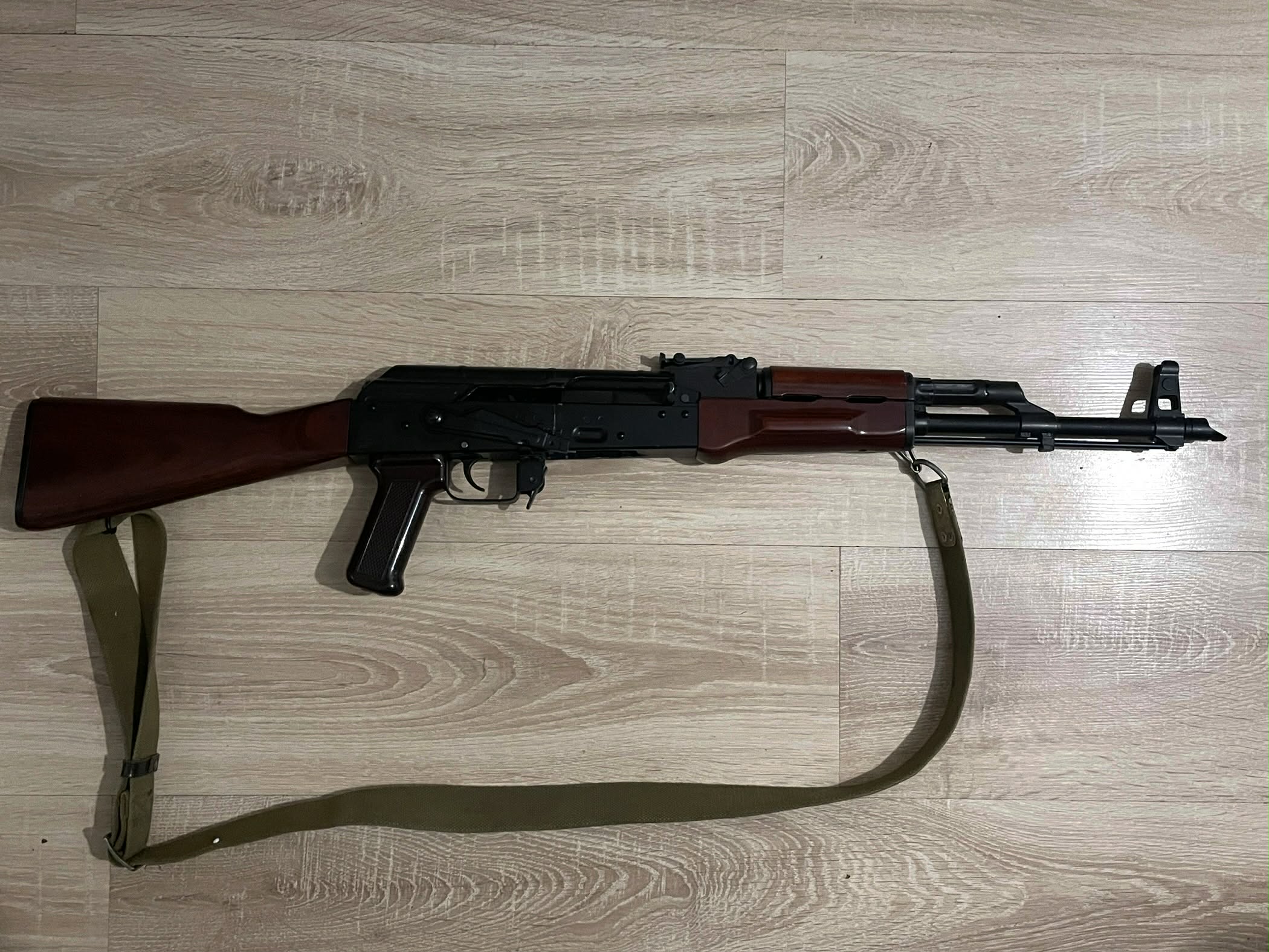 AKM GBB Tokyo Marui i 5 magazynków + pas radziecki