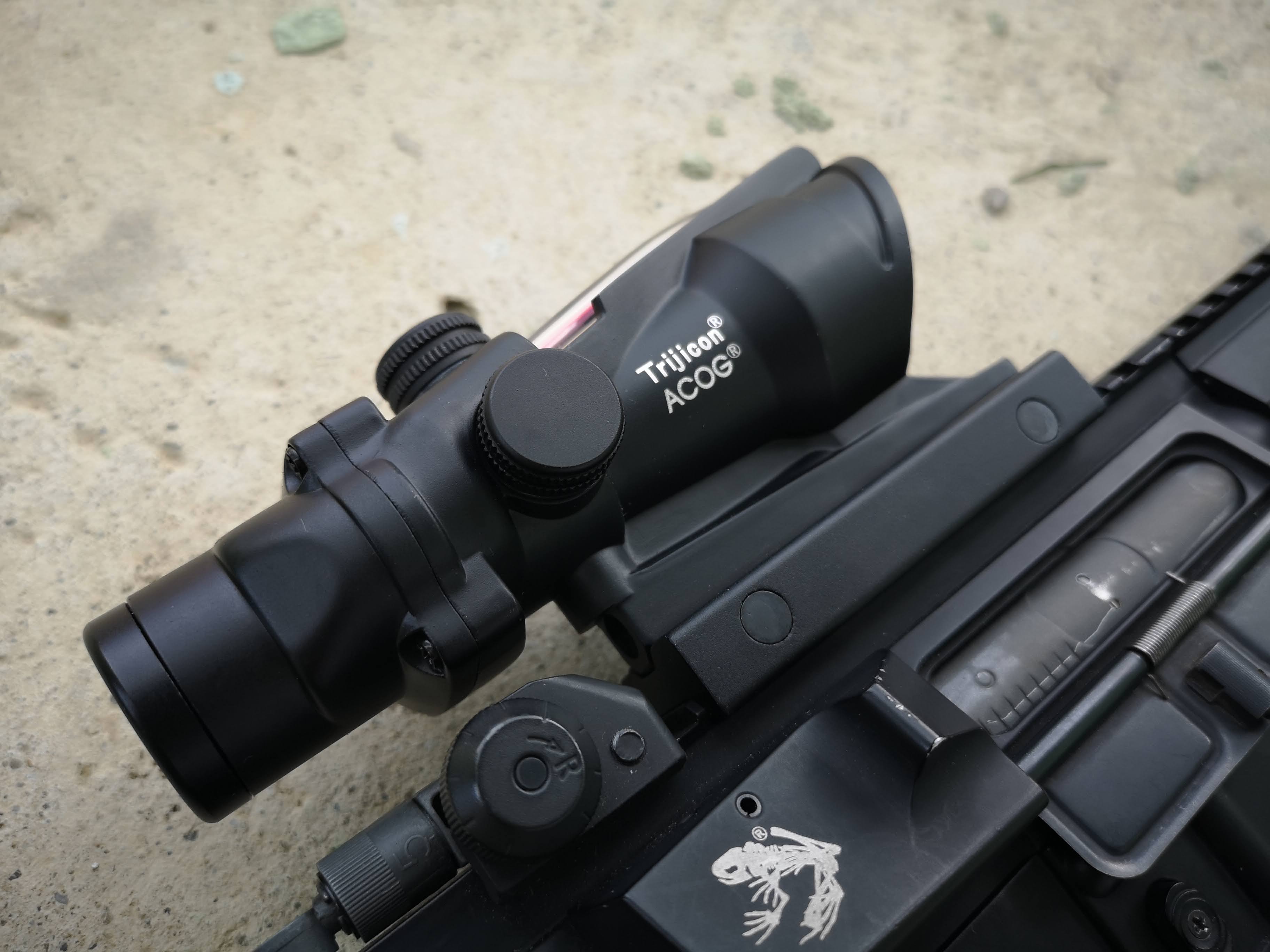 Luneta ACOG 4x działający światłowód chevron czerwony