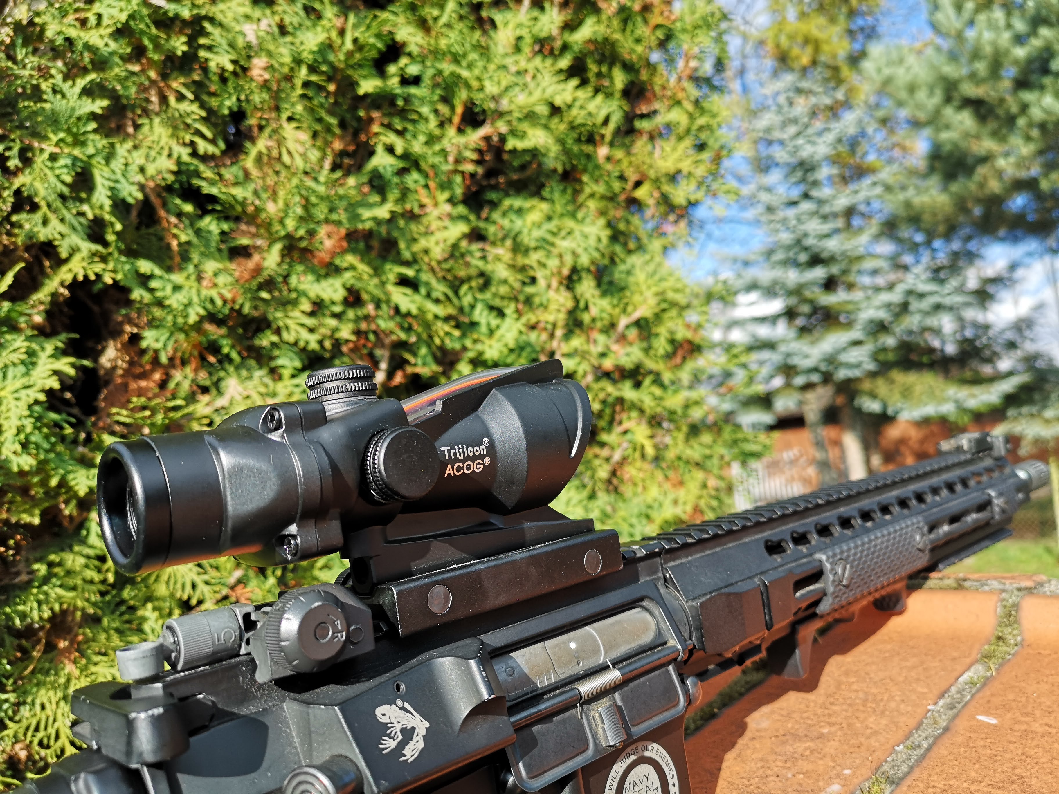 Luneta ACOG 4x działający światłowód chevron czerwony