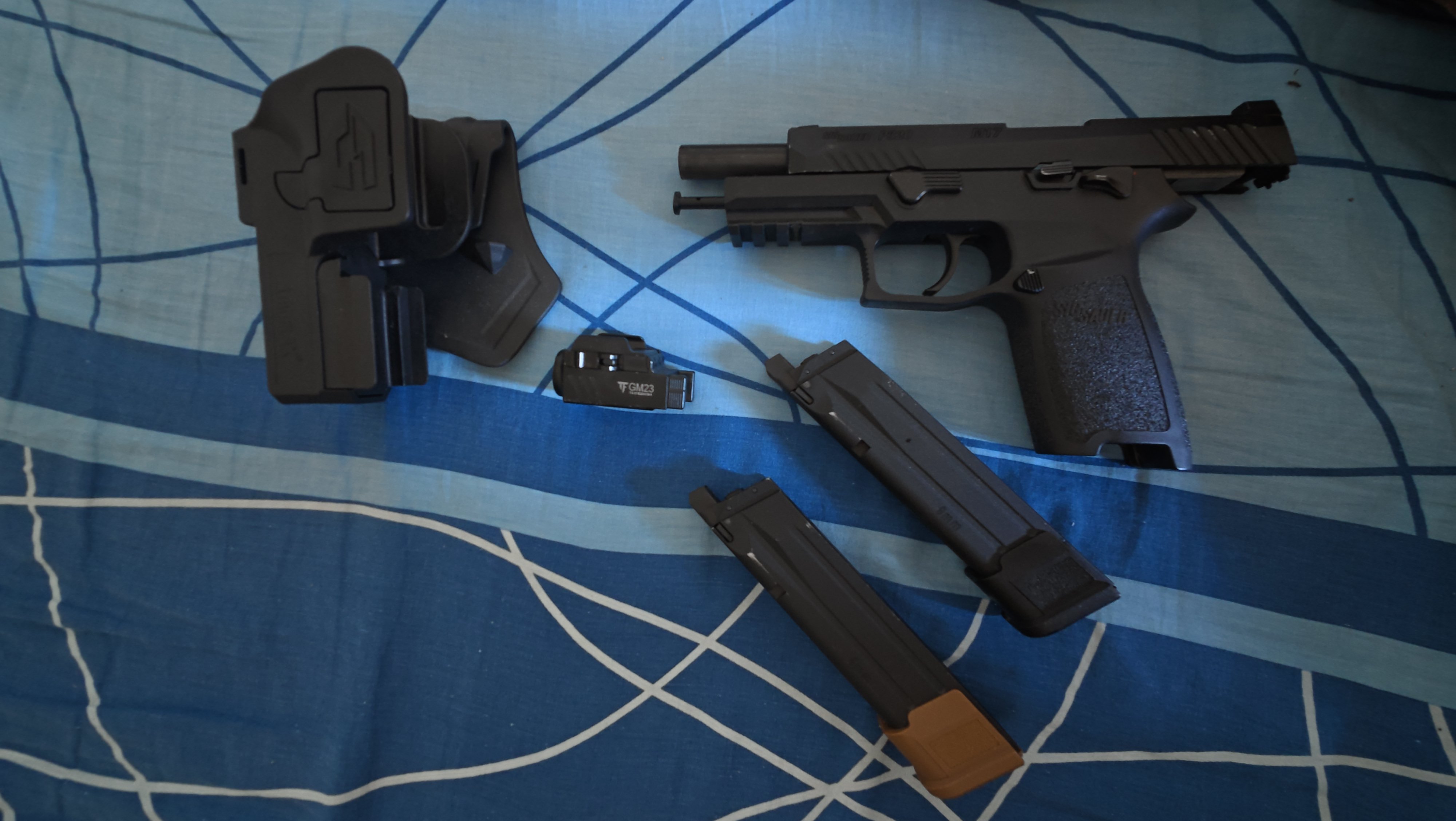 P320+2 magazynki+kabura+latarka+pokrowiec