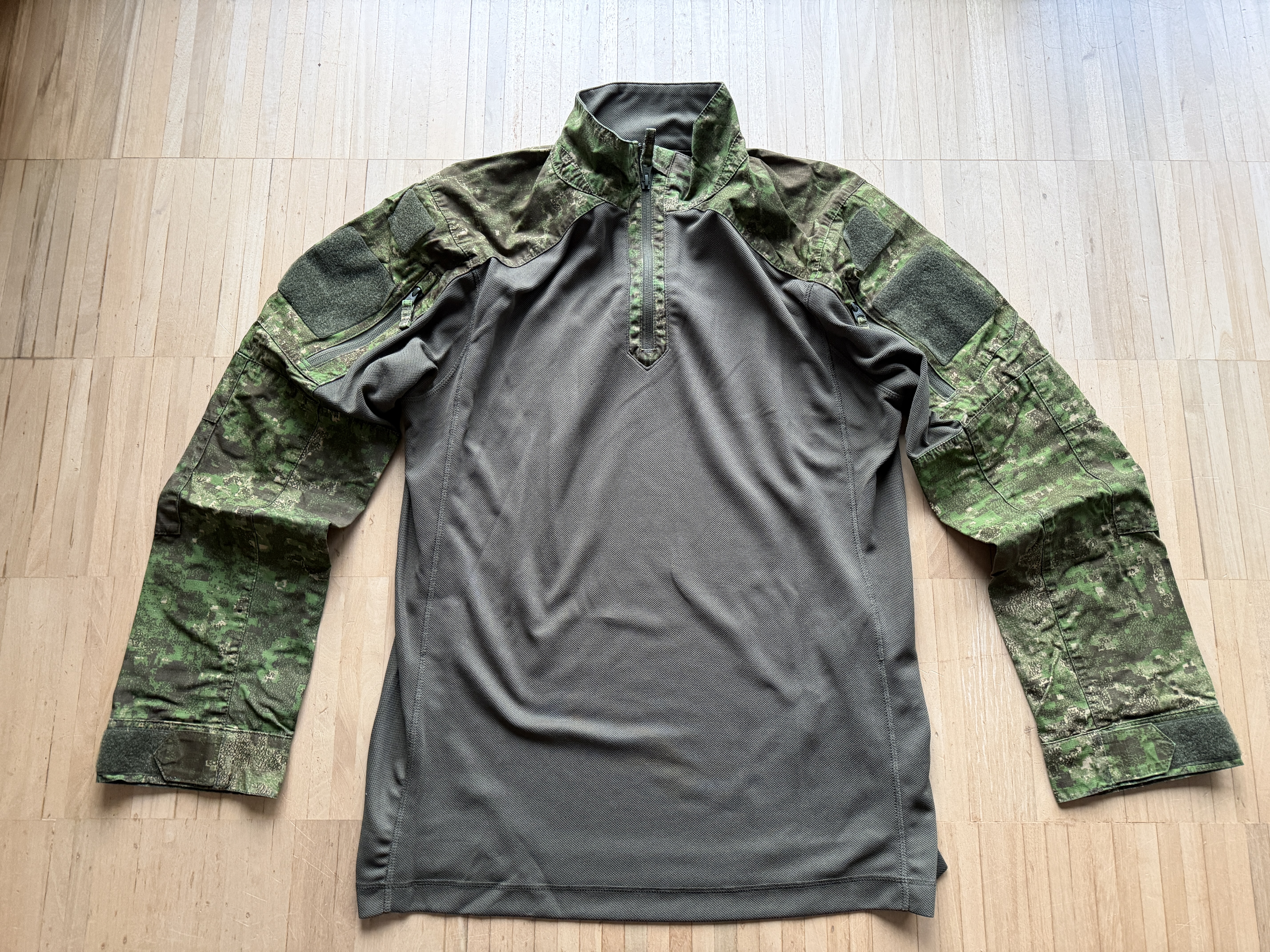 Umundurowanie Helikon Tex spodnie i dwie bluzy wzór Pencott Wildwood rozmiar 2XL