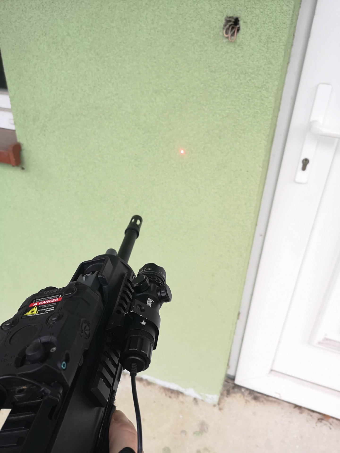 Czerwony laser z montażem na szyne 22mm, włącznik żelowy