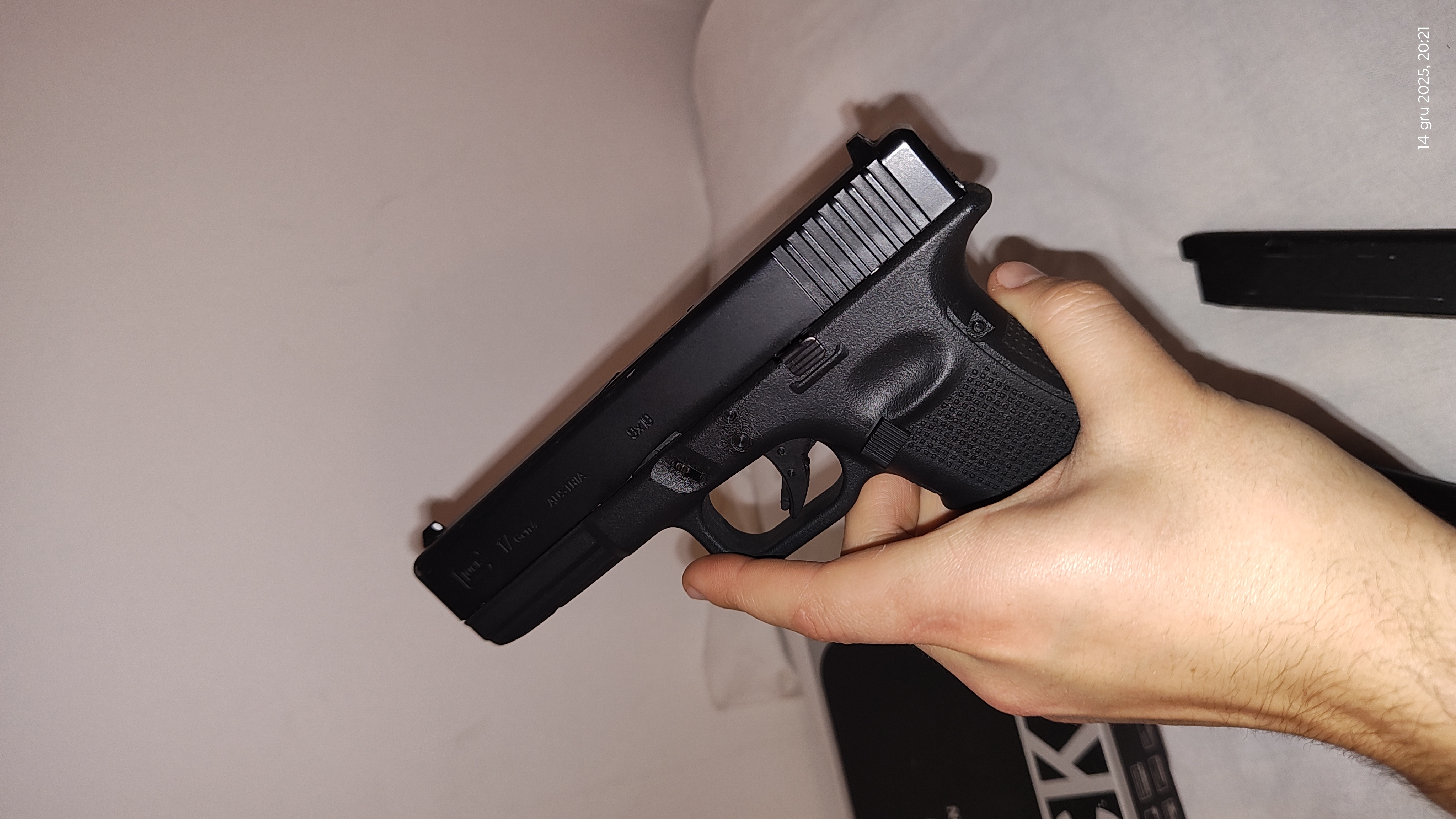 Glock 17 gen4 AIRSOFT GUN + 2mag + gaz + kulki.