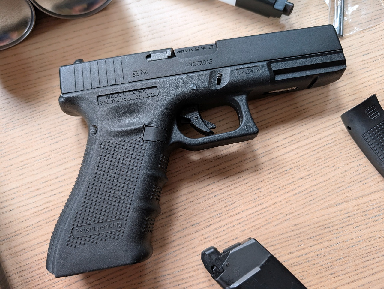 WE Glock 17 4 Gen + 2 magi + walizka + gas + kabura