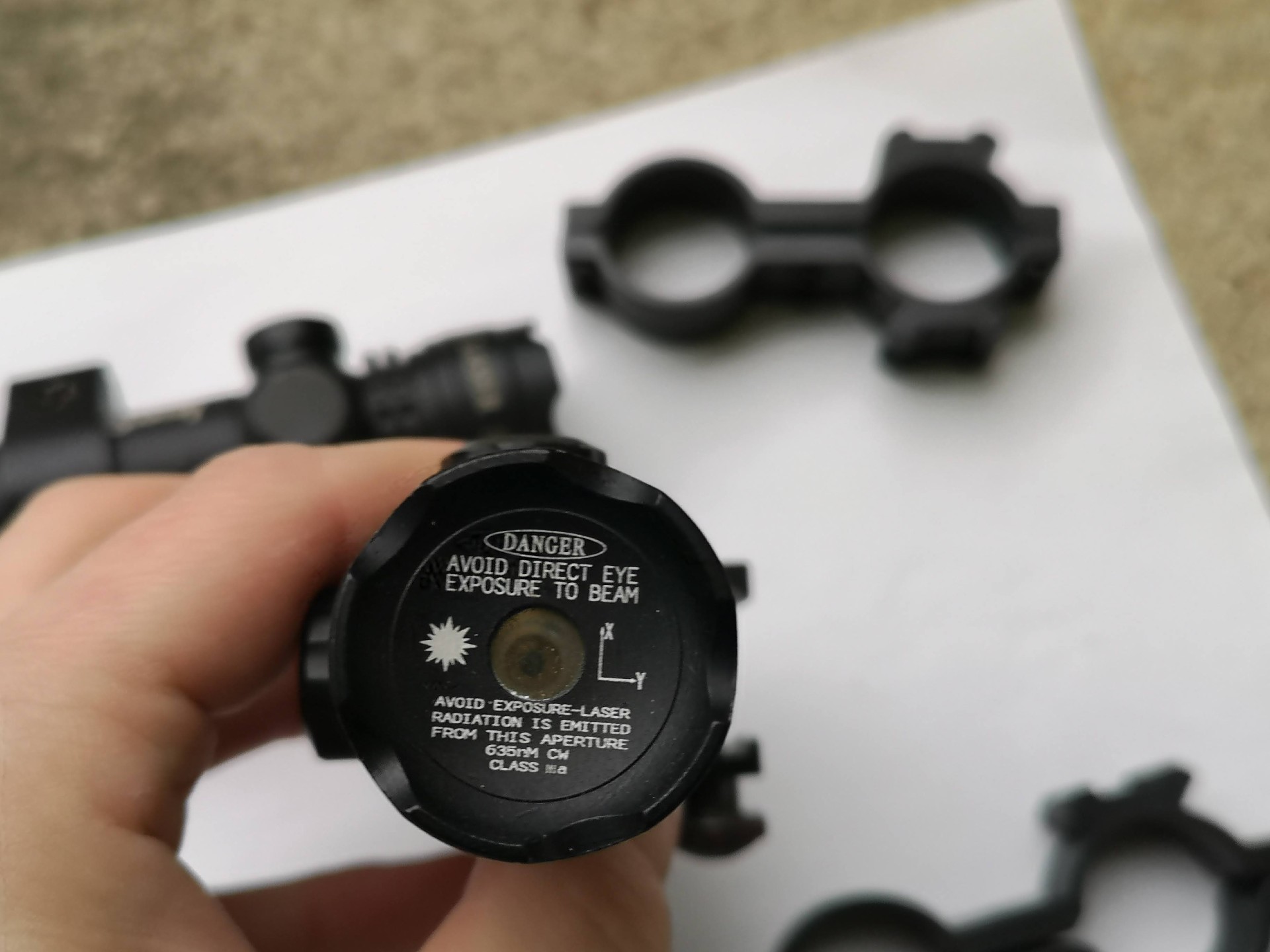 Czerwony laser z montażem na szyne 22mm, włącznik żelowy