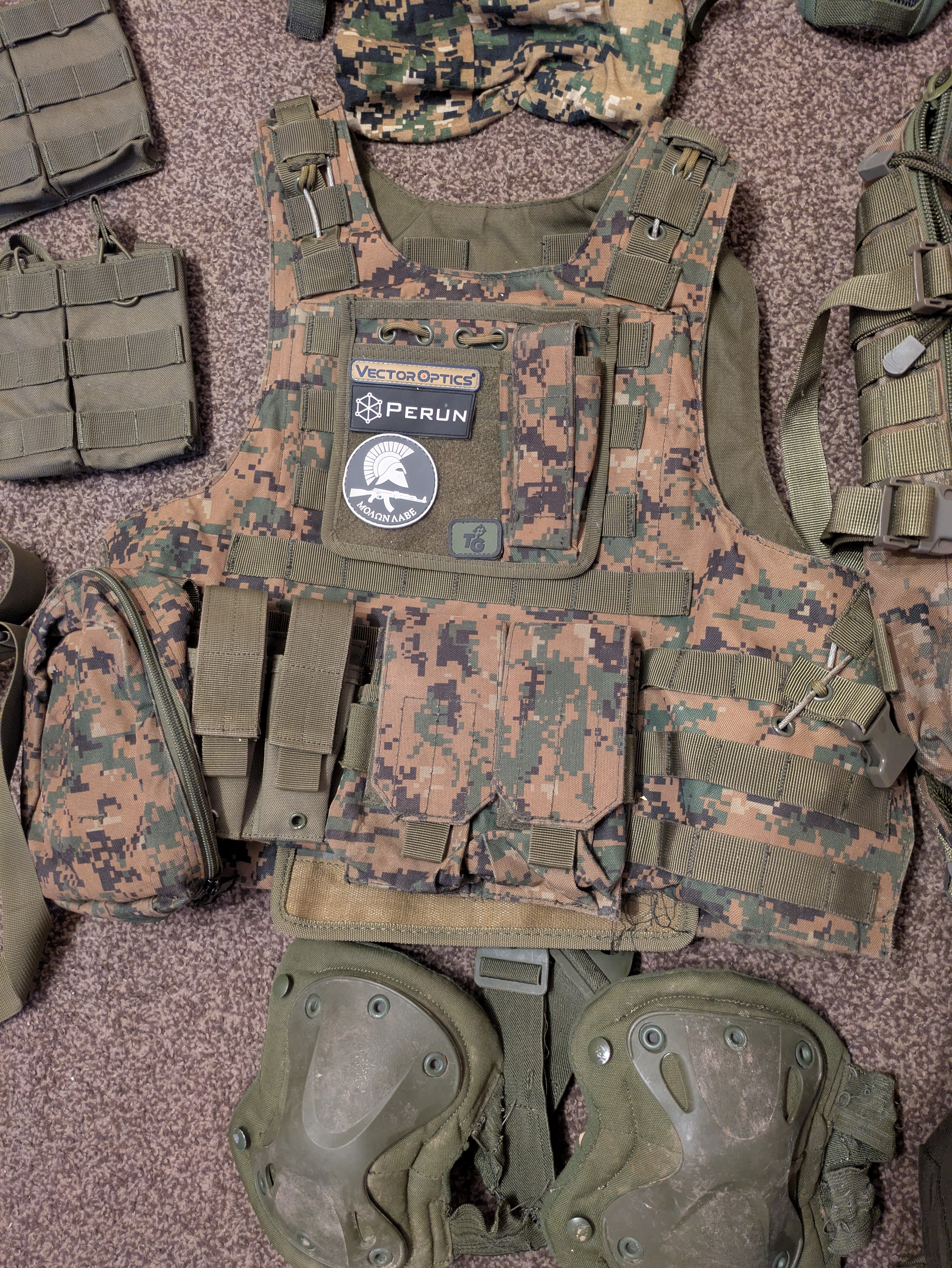 Mundur kamizelka hełm oporządzenie marpat