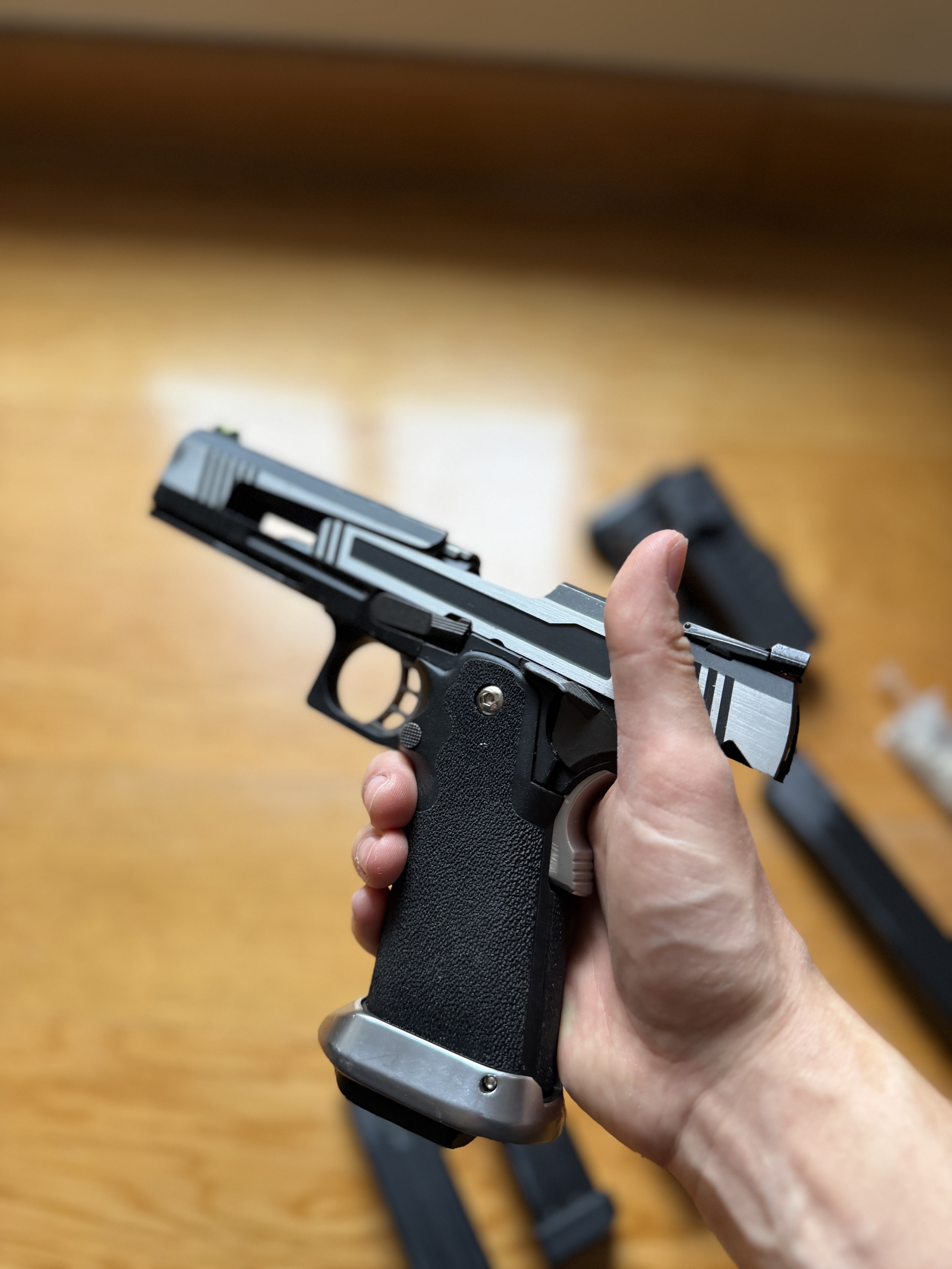 AW Custom 1911 + magazynki + ładownice + kabura
