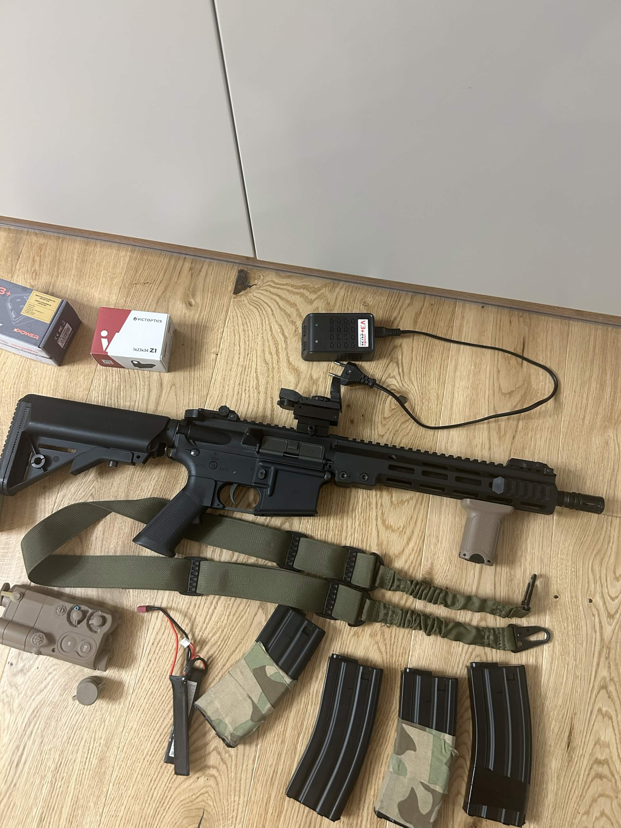Zestaw kamizelek, hełmów, akcesoriów oraz M4 11,5" SOPMOD S&T