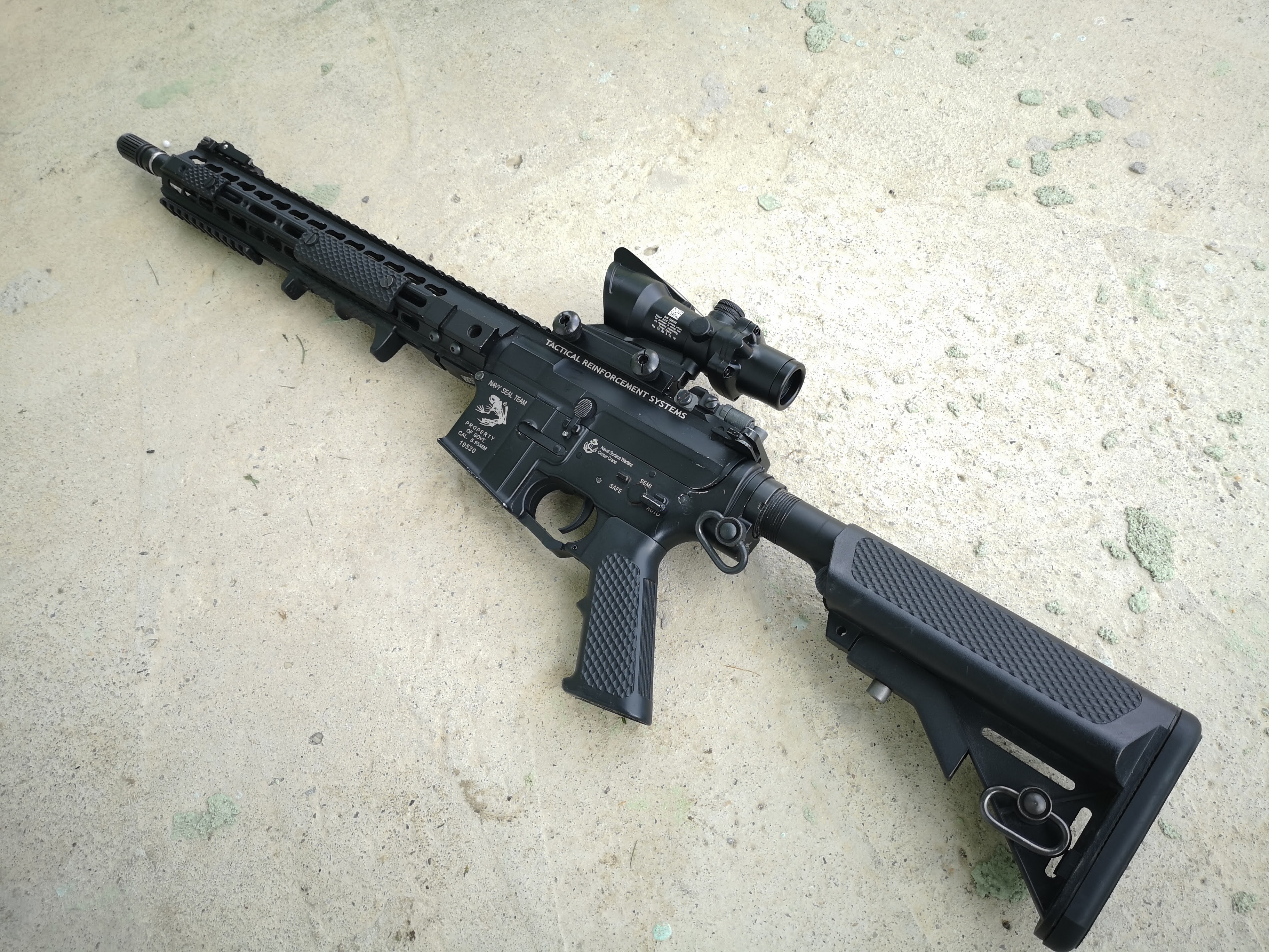 Luneta ACOG 4x działający światłowód chevron czerwony