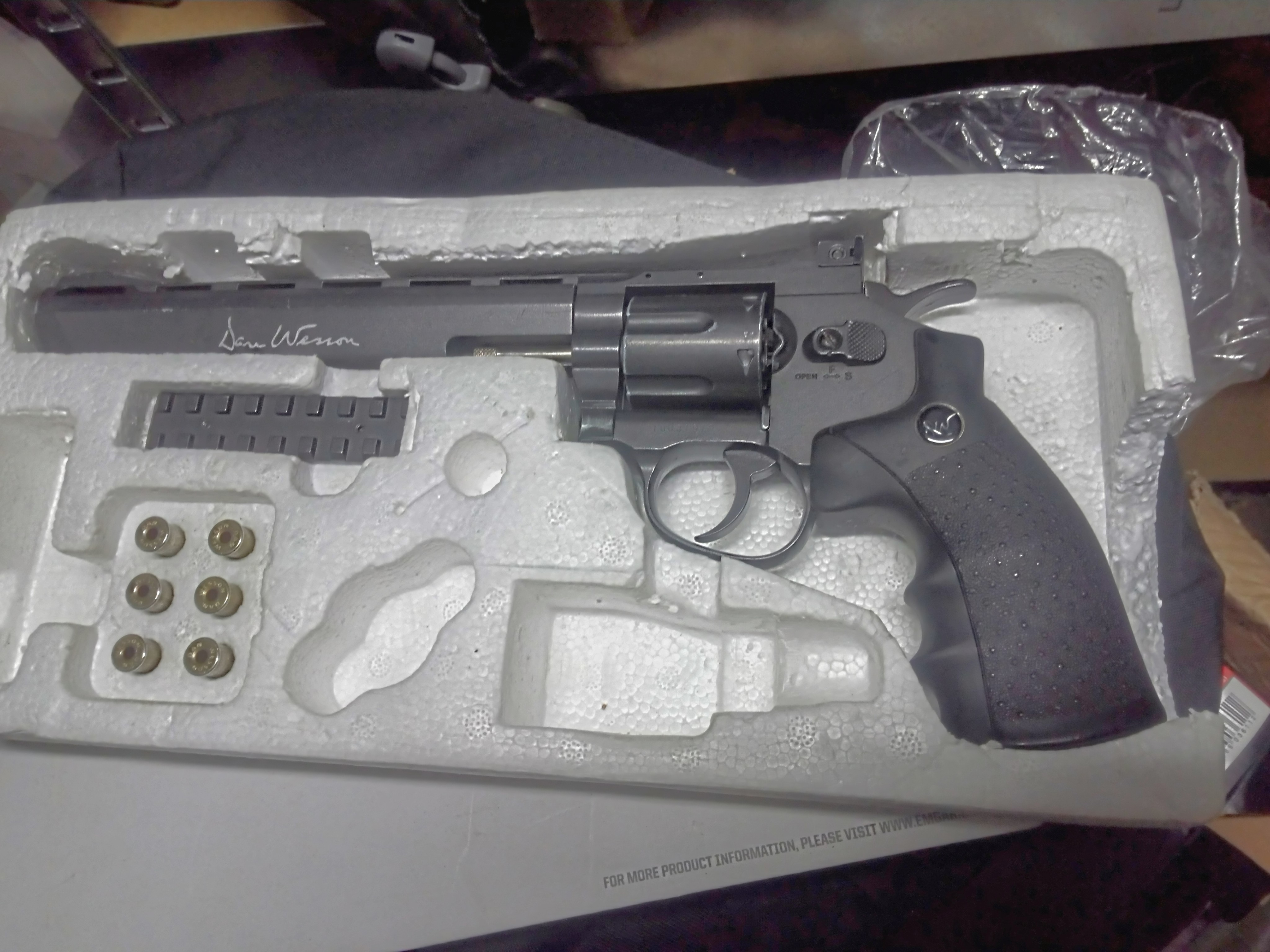 zestaw 2 x rewolwer DAN WESSON na CO2, łuski, rewolwery 6" i 8" calowe