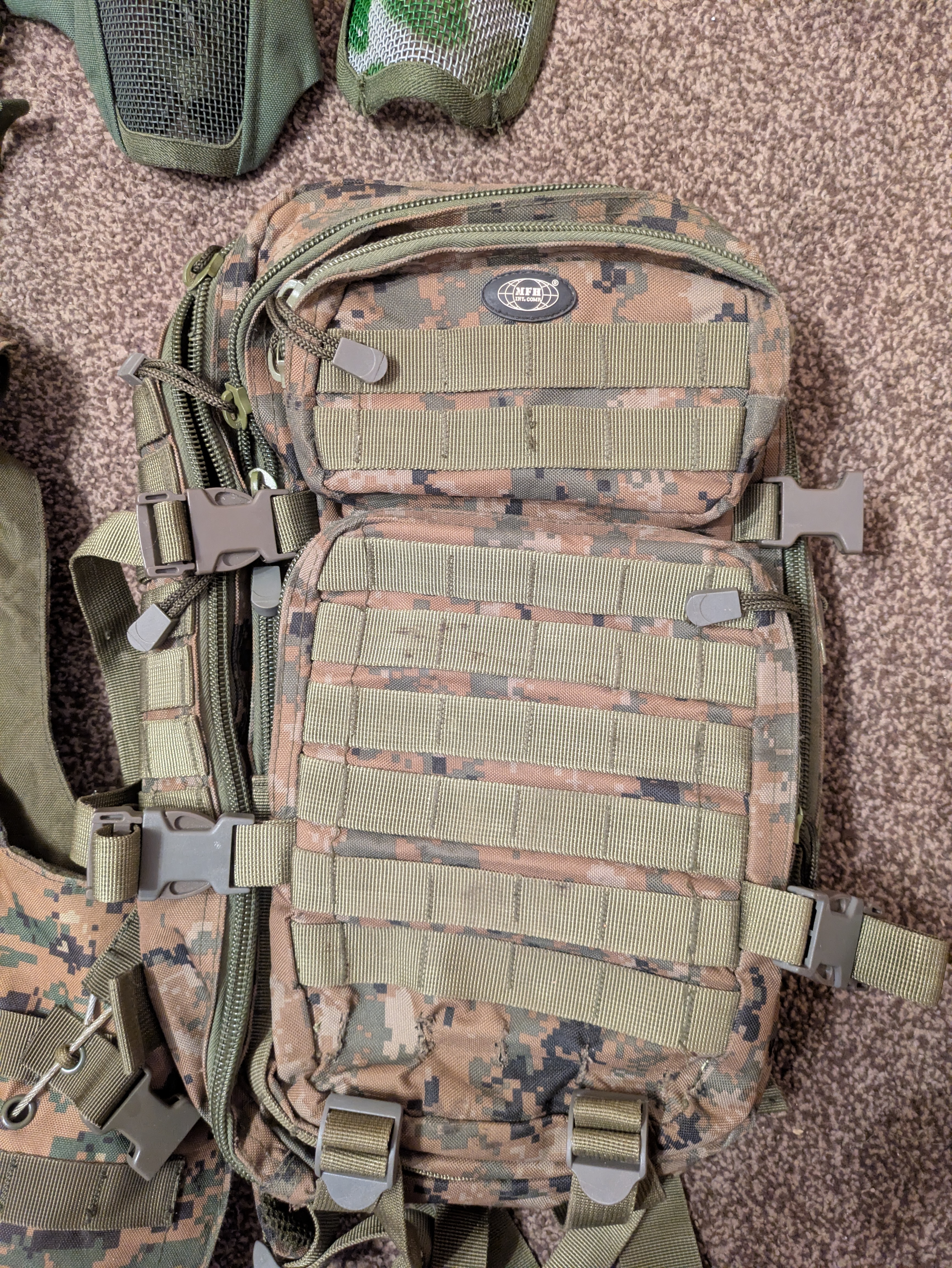 Mundur kamizelka hełm oporządzenie marpat