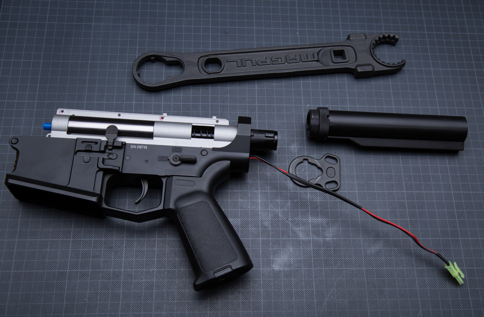 Cyma CM.098A - wewnątrz