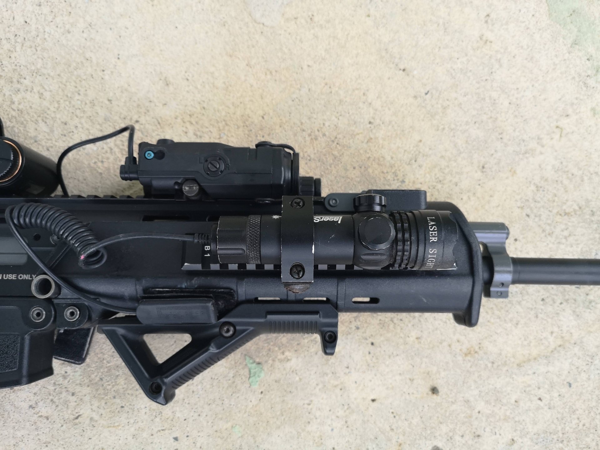 Czerwony laser z montażem na szyne 22mm, włącznik żelowy