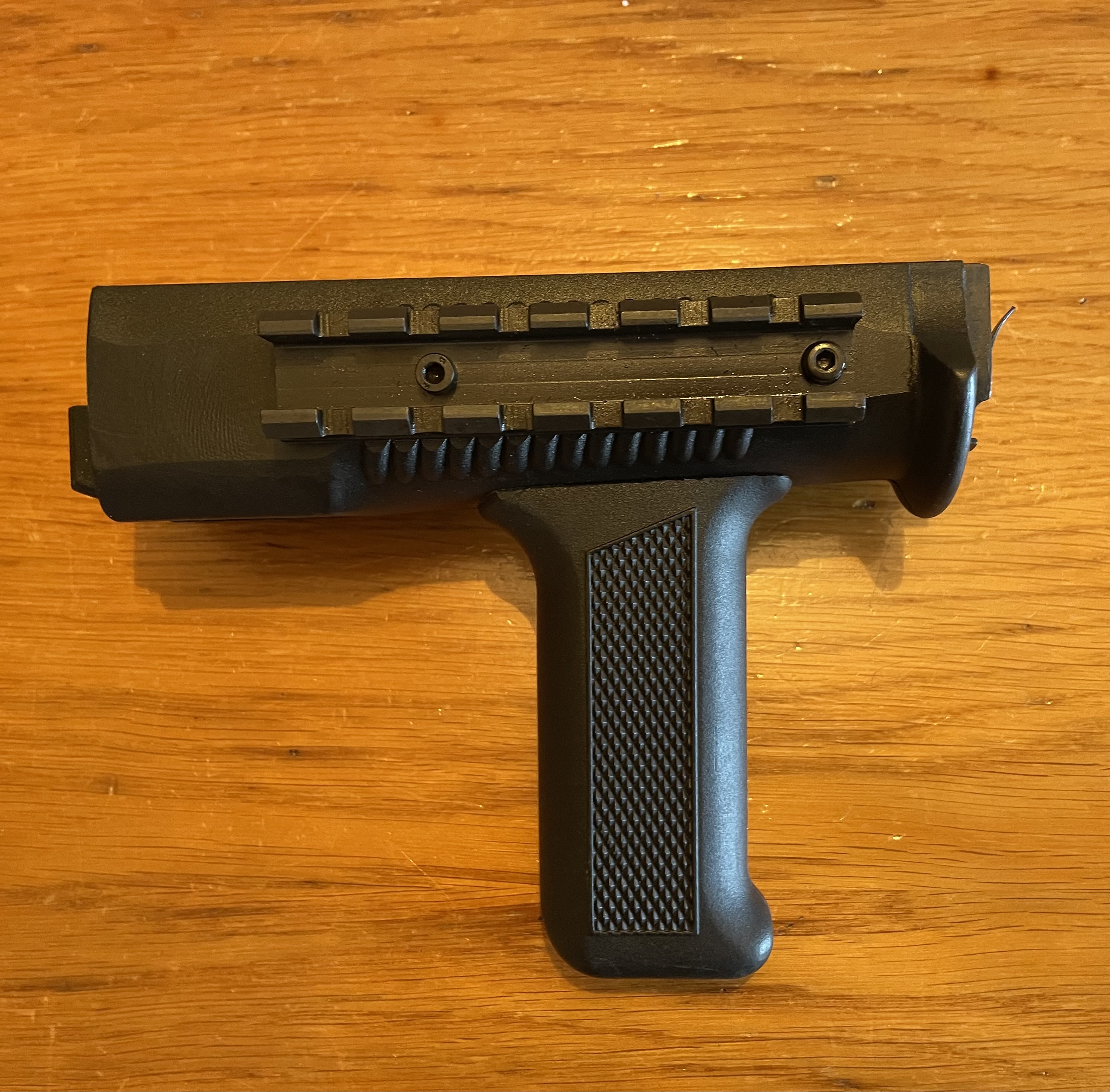 Łoże Beryl z chwytem pionowym i szynami Picatinny FB Radom