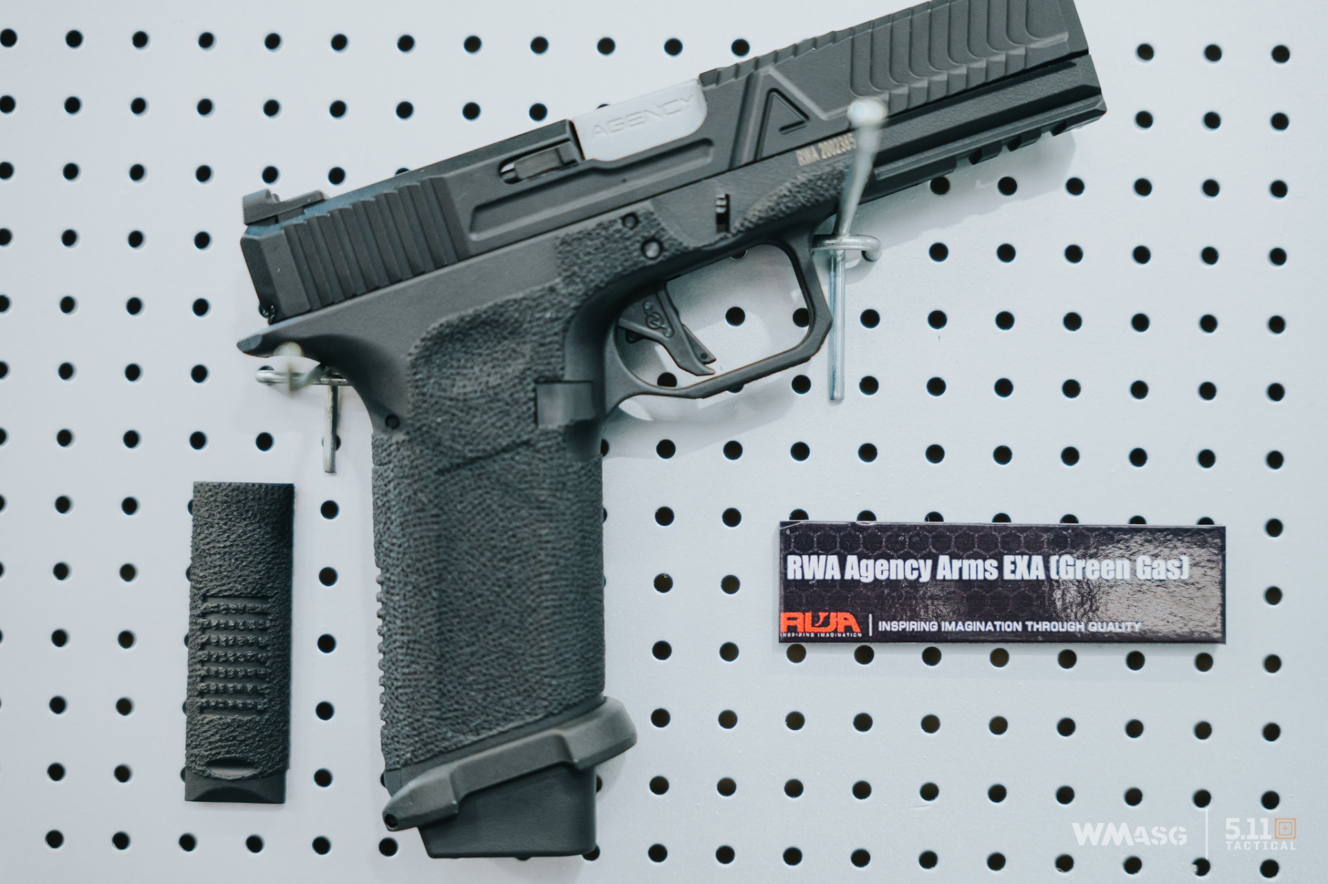 Red Wolf Airsoft z licencjonowanymi produktami własnej produkcji.