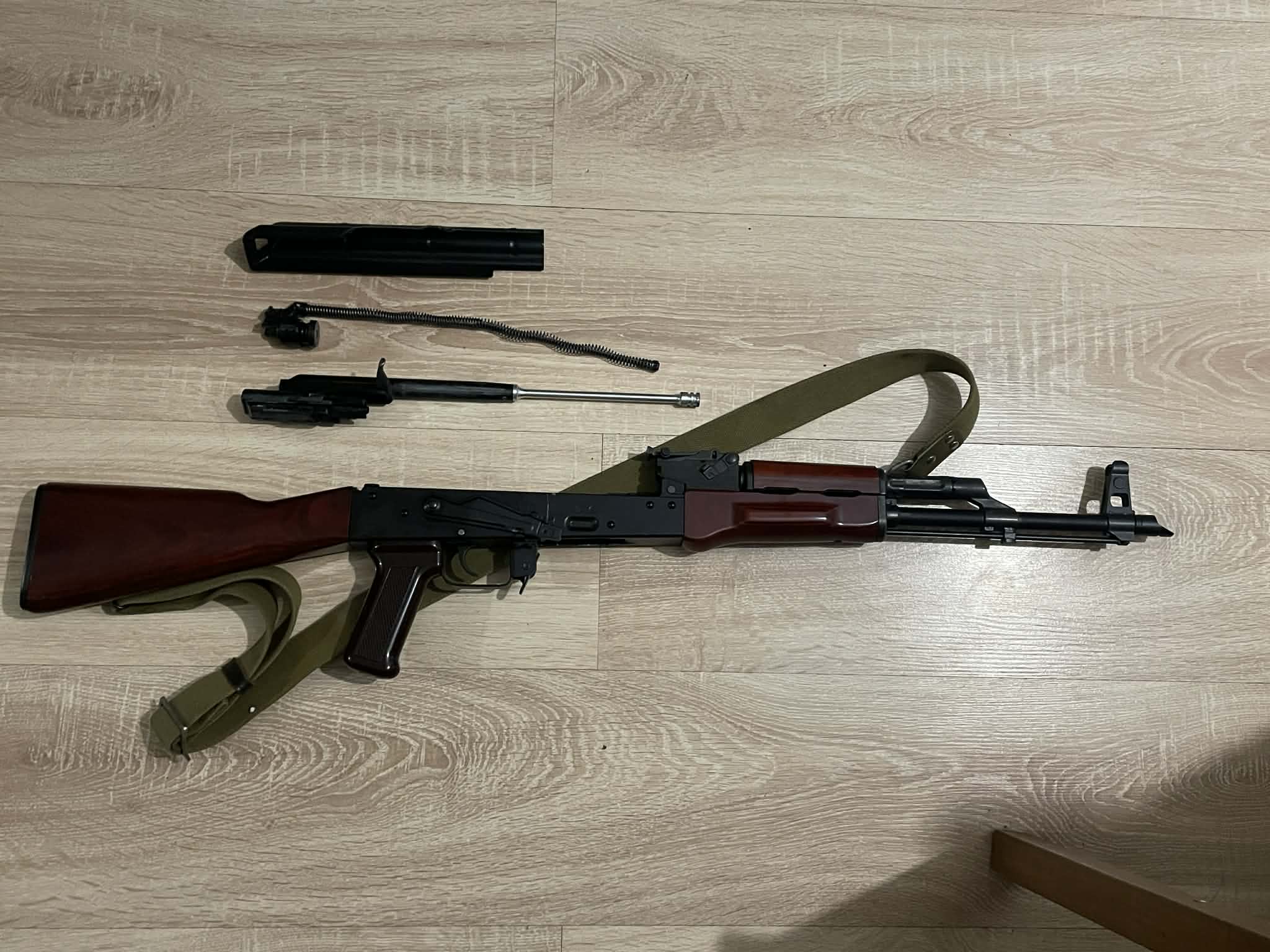 AKM GBB Tokyo Marui i 5 magazynków + pas radziecki