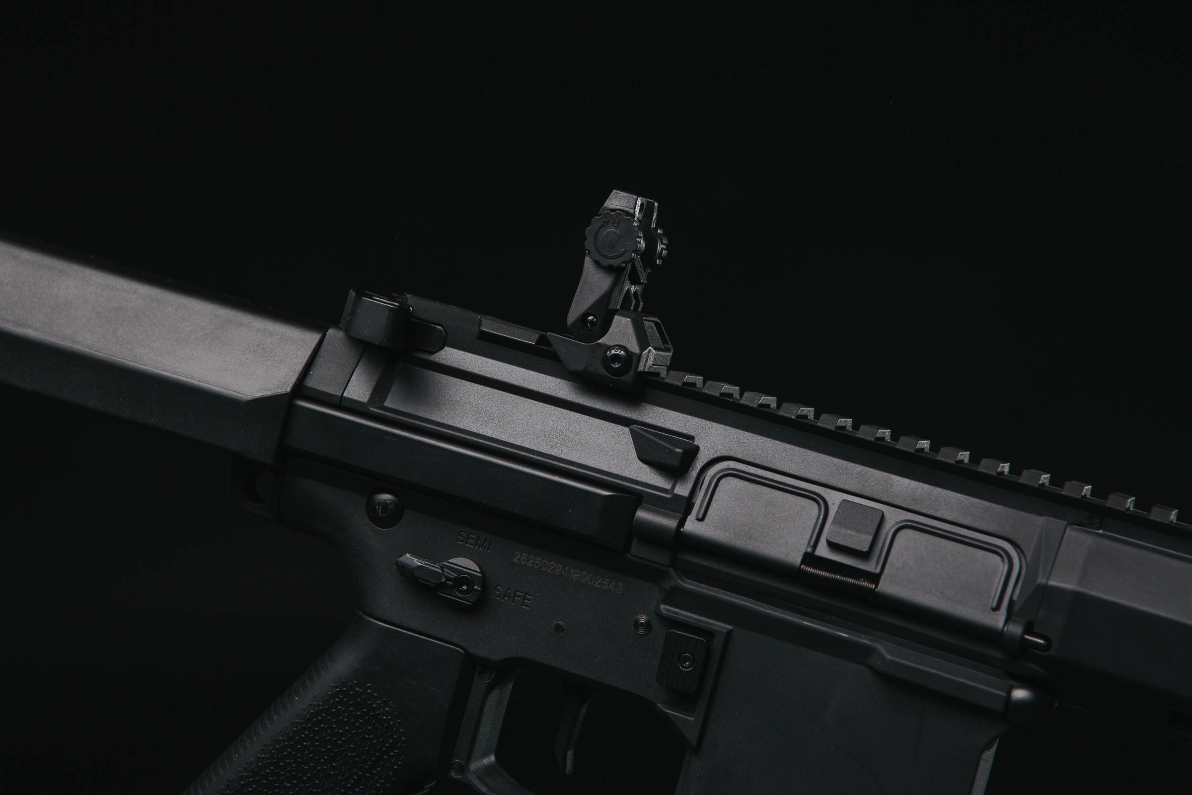 Double Eagle M904G Honey Badger z zewnątrz